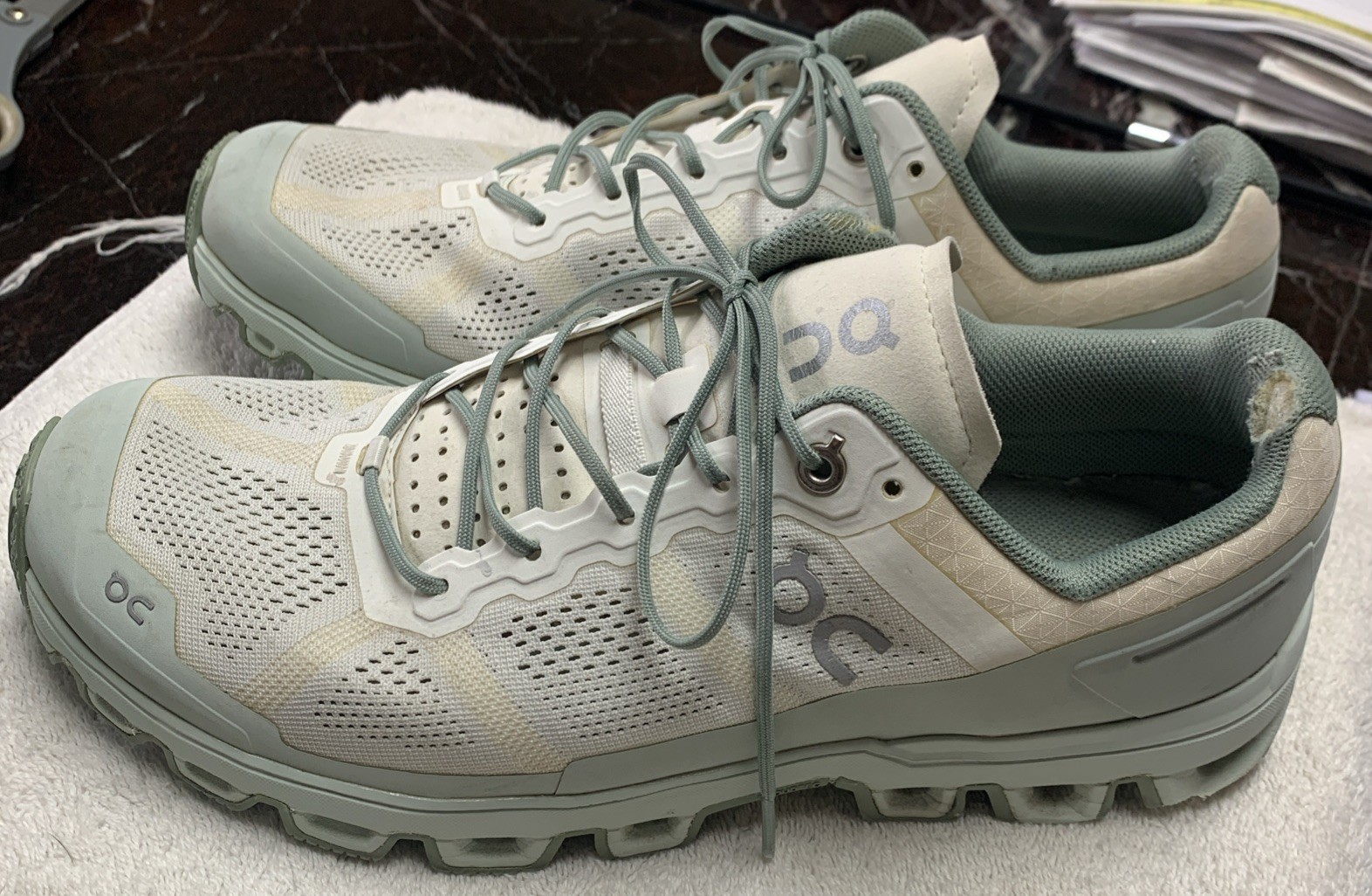 ON Running Women’s US 10.5 Cloudventure White/Moss