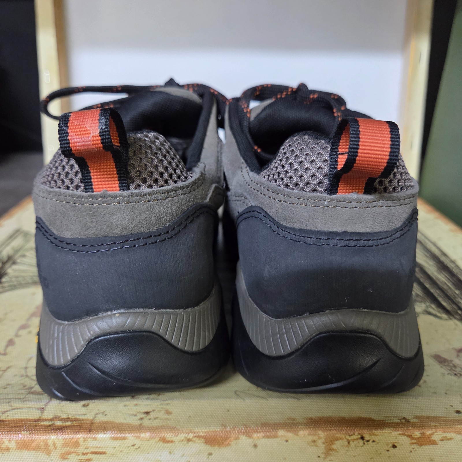 Size 9.5 Ascend Mojave Low Hiking Men’s Shoes Waterproof Vibram Charcoal-Olive