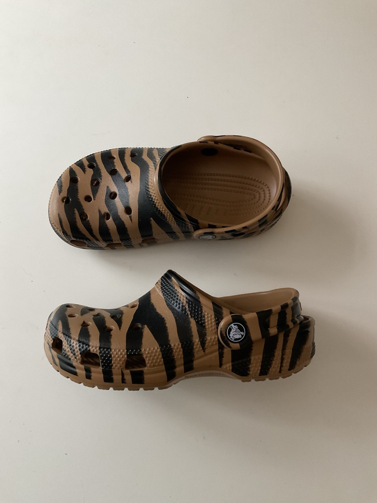 NWOT Crocs Zebra Clogs Sandals Sz M2 W4 M 2 W 4 Brown Black Zebra Print