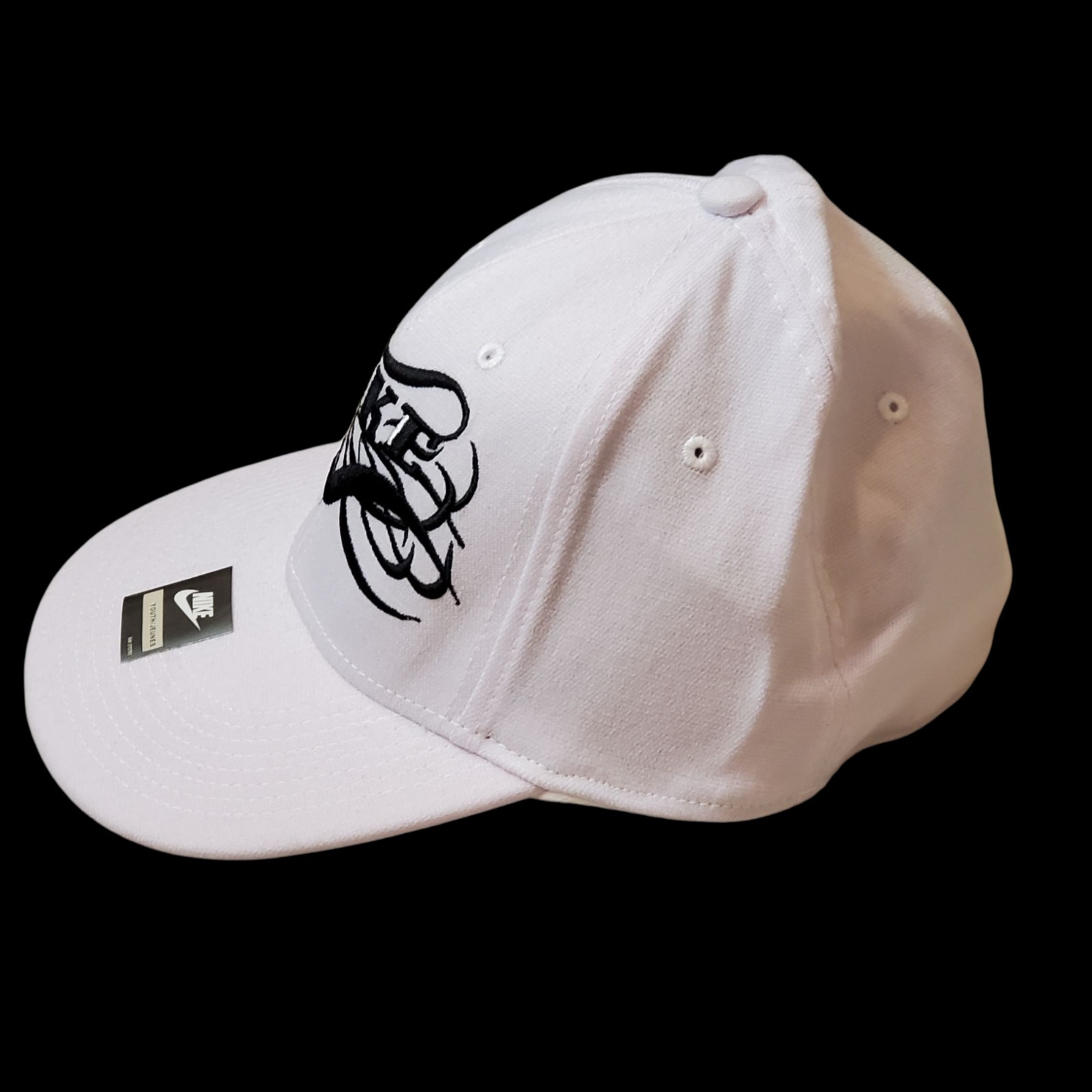 Brilliant White Nike Cap With Intricate Embroidered Emblem