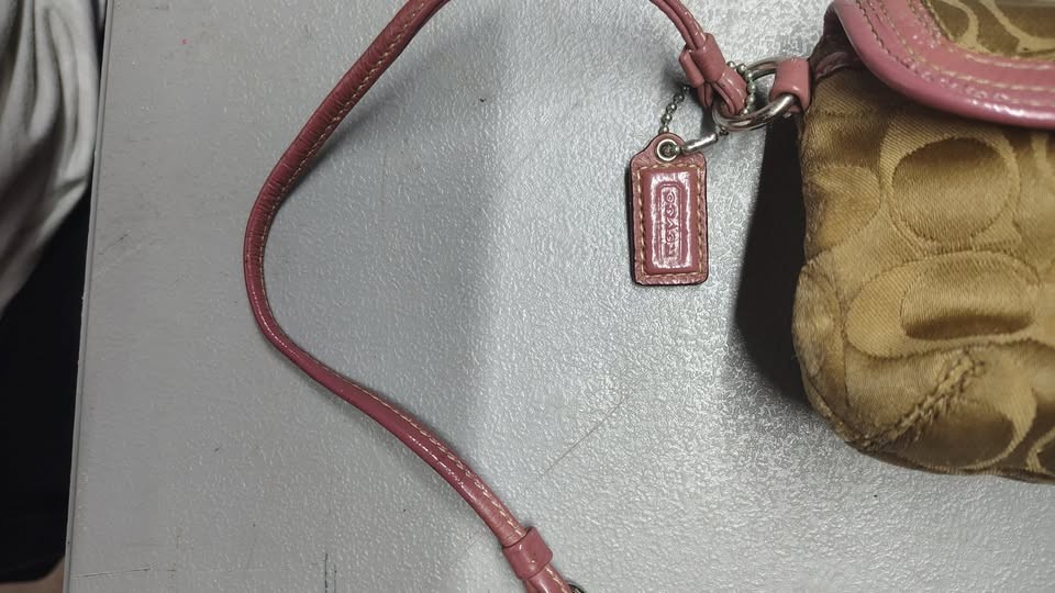 Vintage Coach Legacy Signature C Turnlock Wristlet – Khaki/Pink Y2K