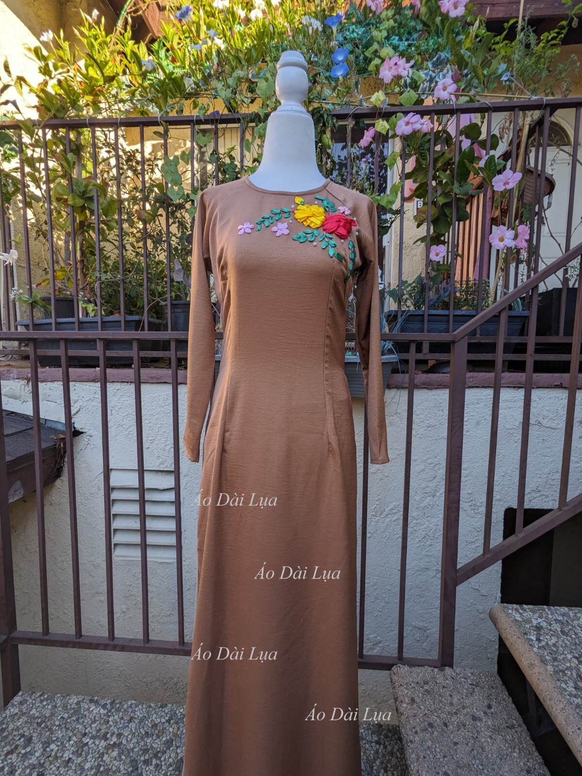 Ao Dai XL Lụa Tây Thi Nâu Kết Hoa Nổi Cổ Kiềng, Ngực 92cm, Eo 82 cm