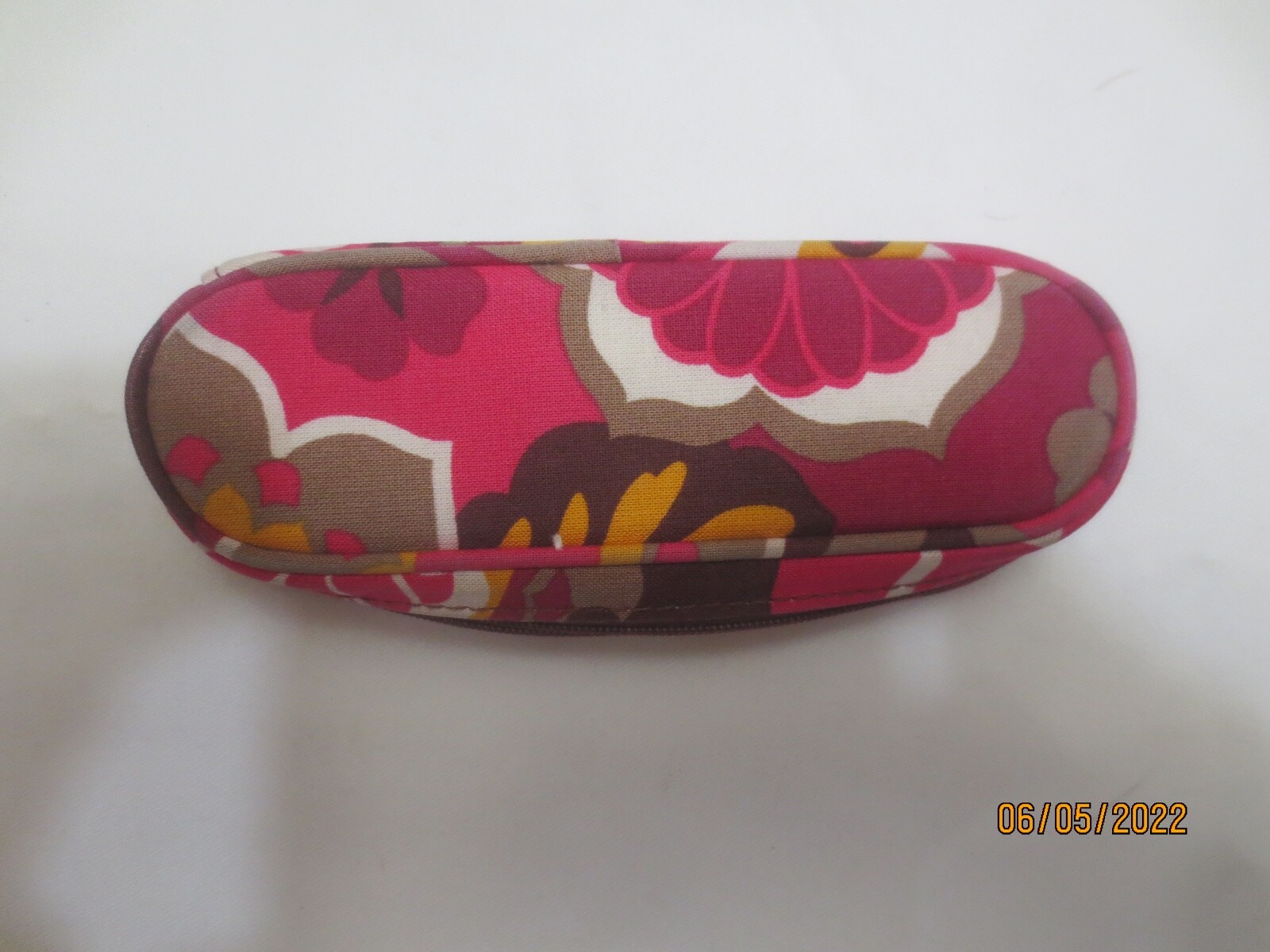 2009 Vera Bradley zip around eyeglass case in Carnaby pattern 6.25 x 2 inches