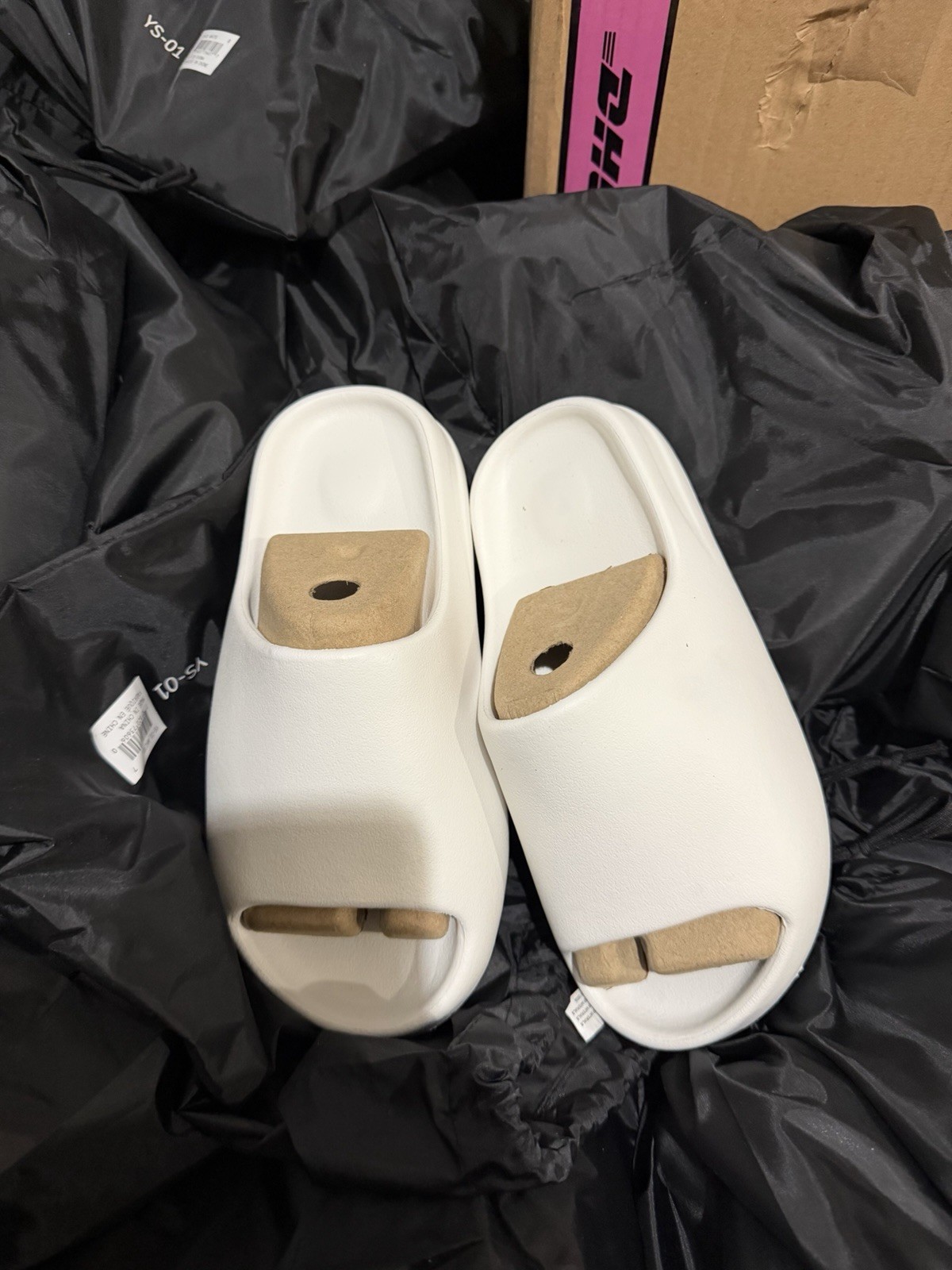 YEEZY SLIDE YZY YS-01 WHITE-SIZE 9 SAME DAY SHIPPING)