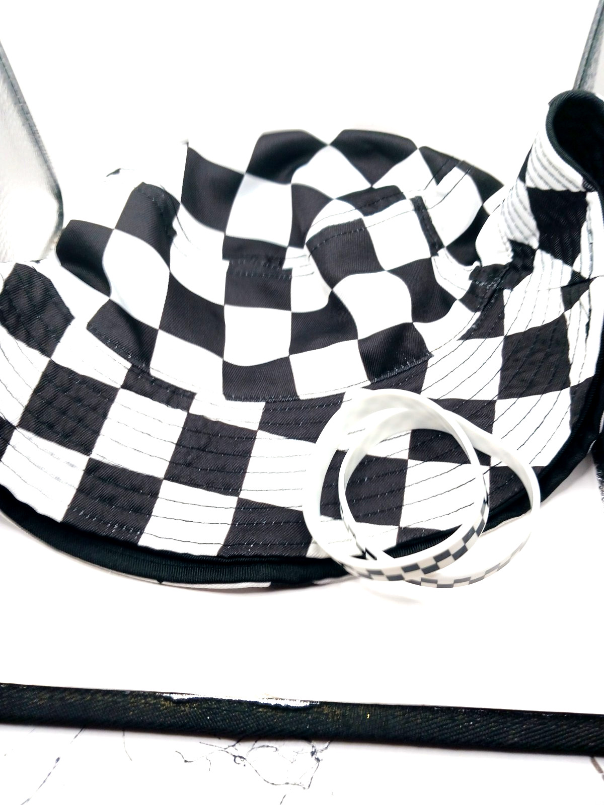 Skater Bucket Hat Checkered Reversible + 2 Silicone-Rubber Checkered Bracelets
