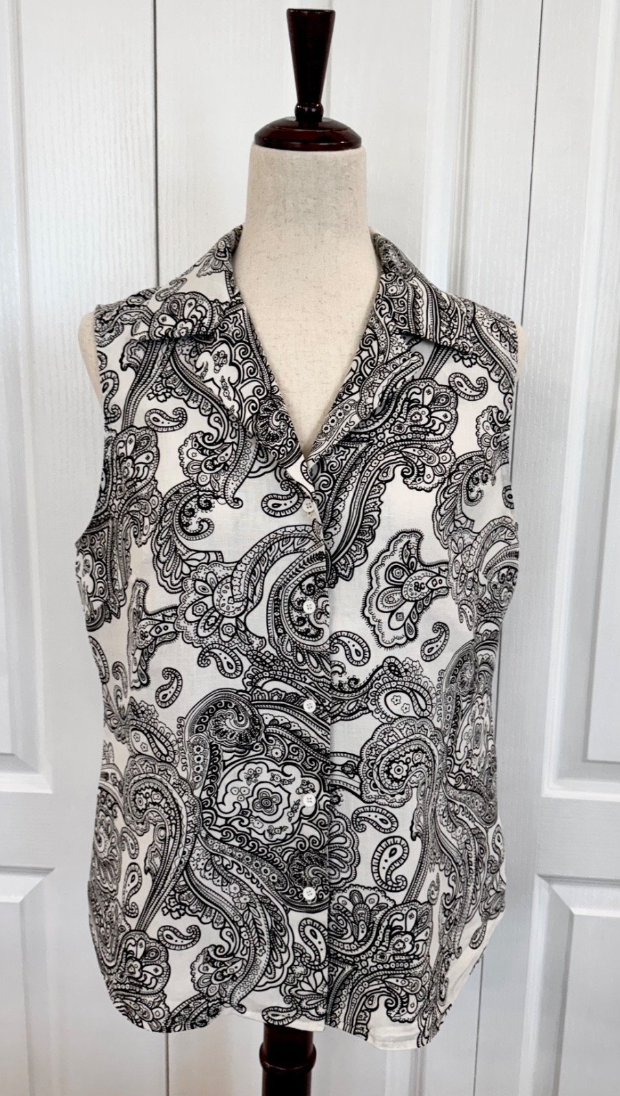 Woman’s Size Large, 100% Linen, Sleeveless Top, Black & White Paisley, Button Up