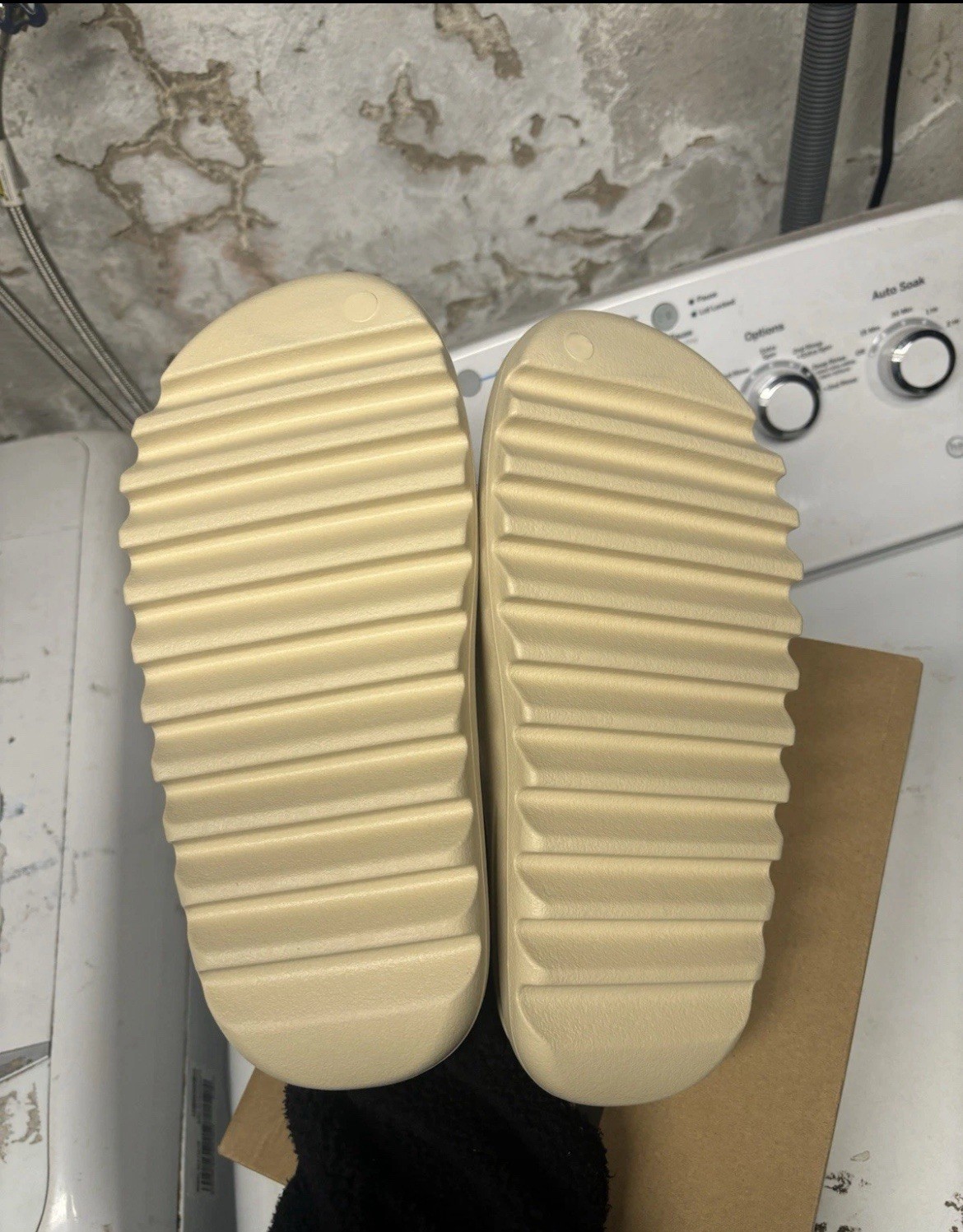 adidas Yeezy Slide Men’s Sandals Beige Size 9 Comfort Slip On Synthetic