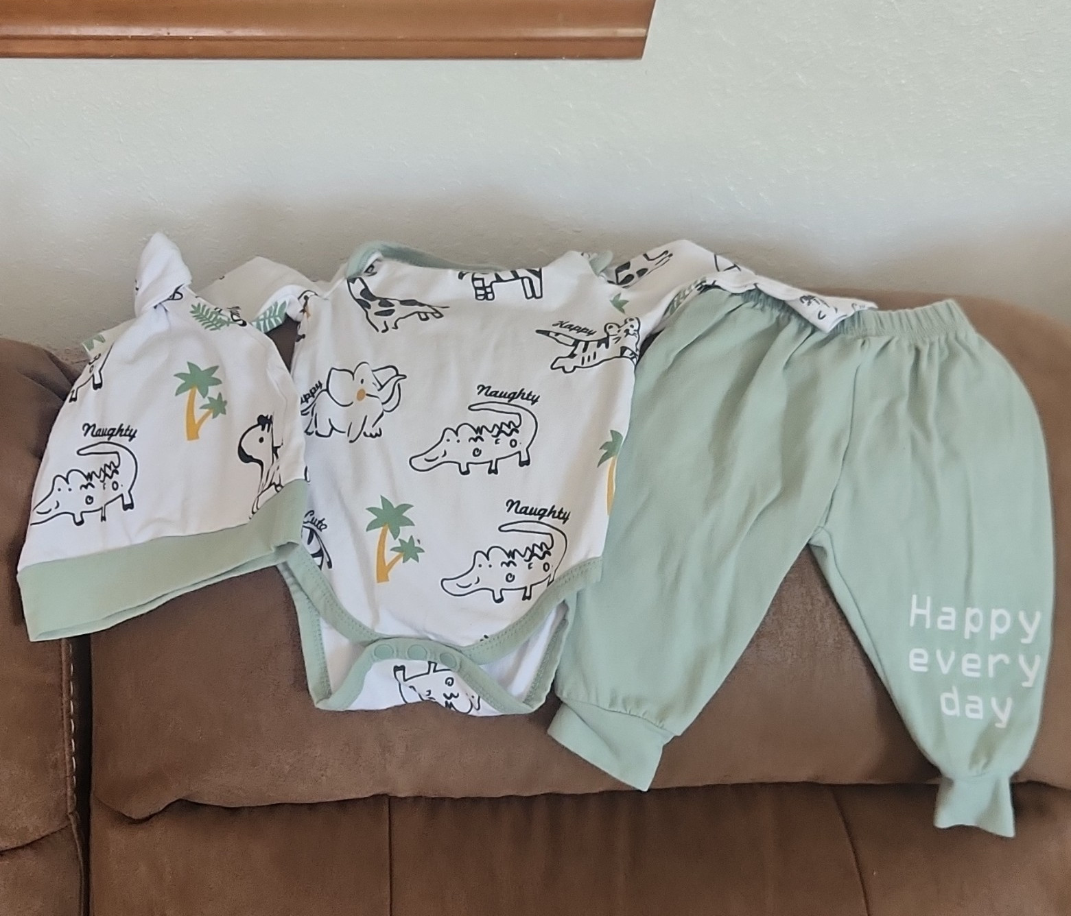 Newborn Unisex 3pc Cotton Knit Animal Print Bodysuit Pants Hat White/Green