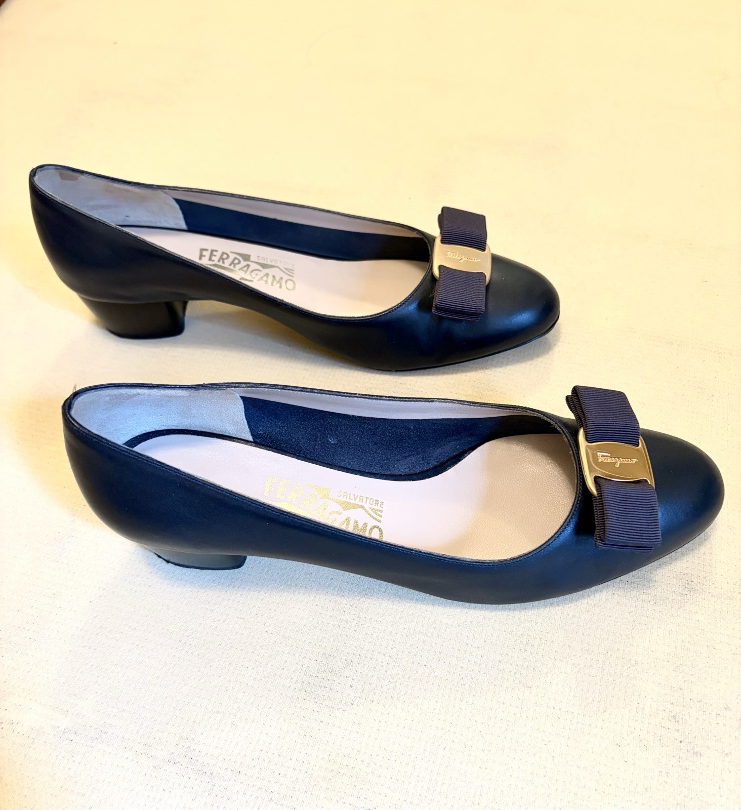 Salvatore Ferragamo Navy Leather Vara Bow Pump Heels Round Toe 8 Original Box