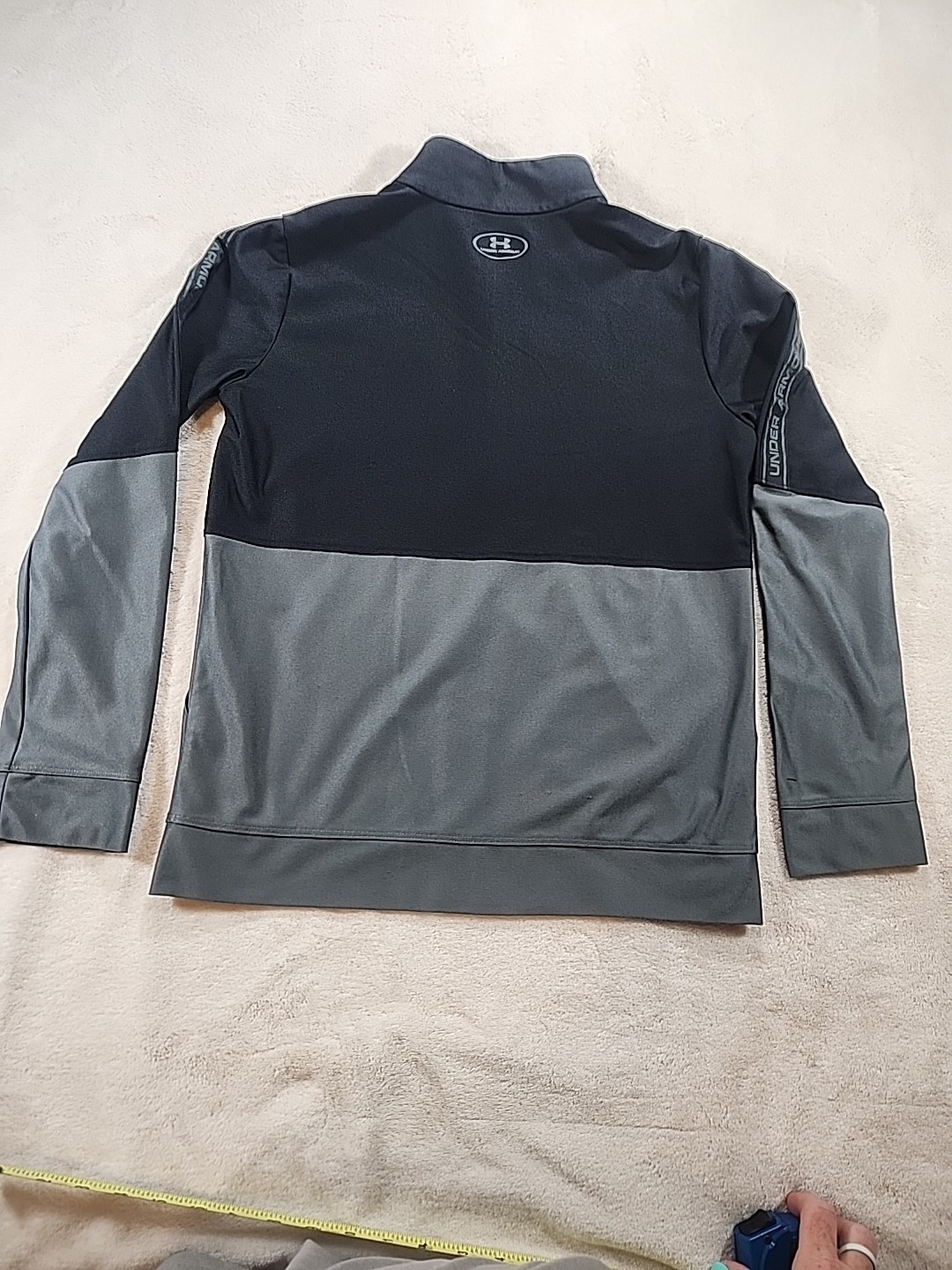 Under Armour HeatGear full-zip jacket in a black and grey color-block Size YXL