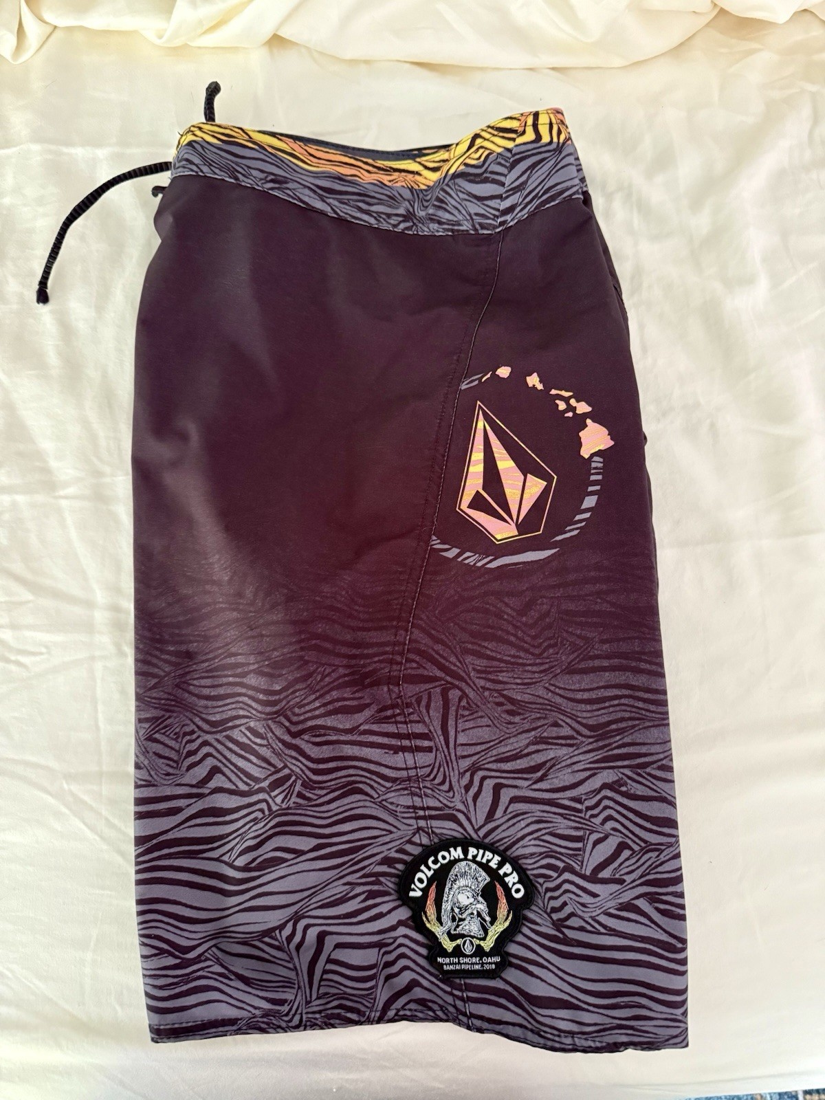 Volcom Men’s Board Shorts Size XL Black Gray Orange Abstract Drawstring Pockets