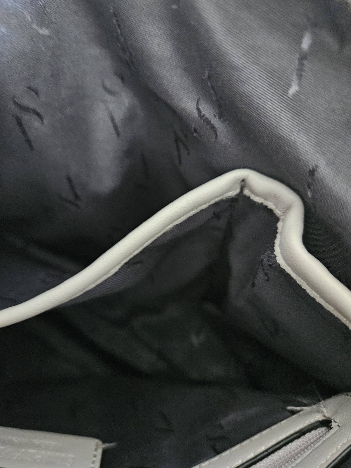 Simply Vera Vera Wang Gray Shoulder Bag Zip Closure Inner Pockets Black Hardware