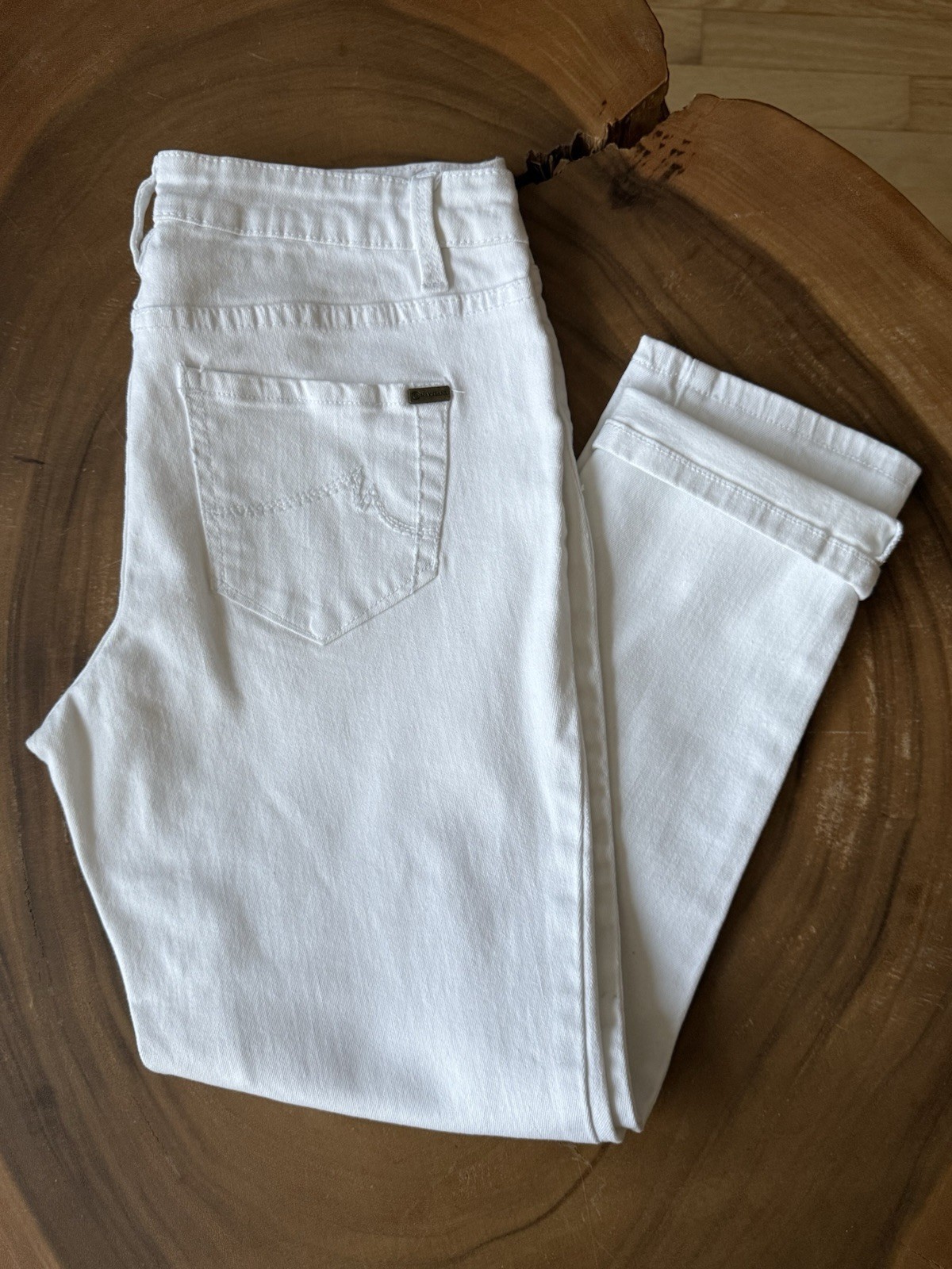 Max Jeans Women’s White Stretch Pants. 98% Cotton / 2% spandex. Size 6