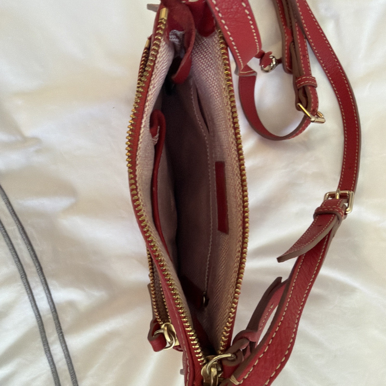 DOONEY BOURKE RECTANGULAR SHOULDER HANDBAG RED LEATHER 9″ L X 9.1″ T *