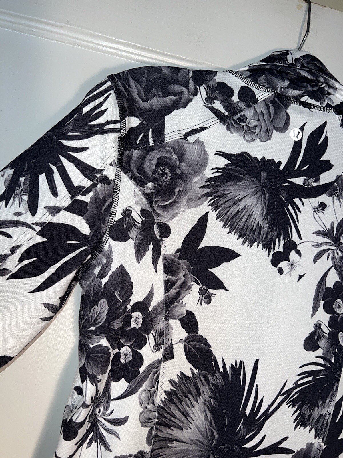 Lululemon asana jacket black white brisk blooms print size 8. d546