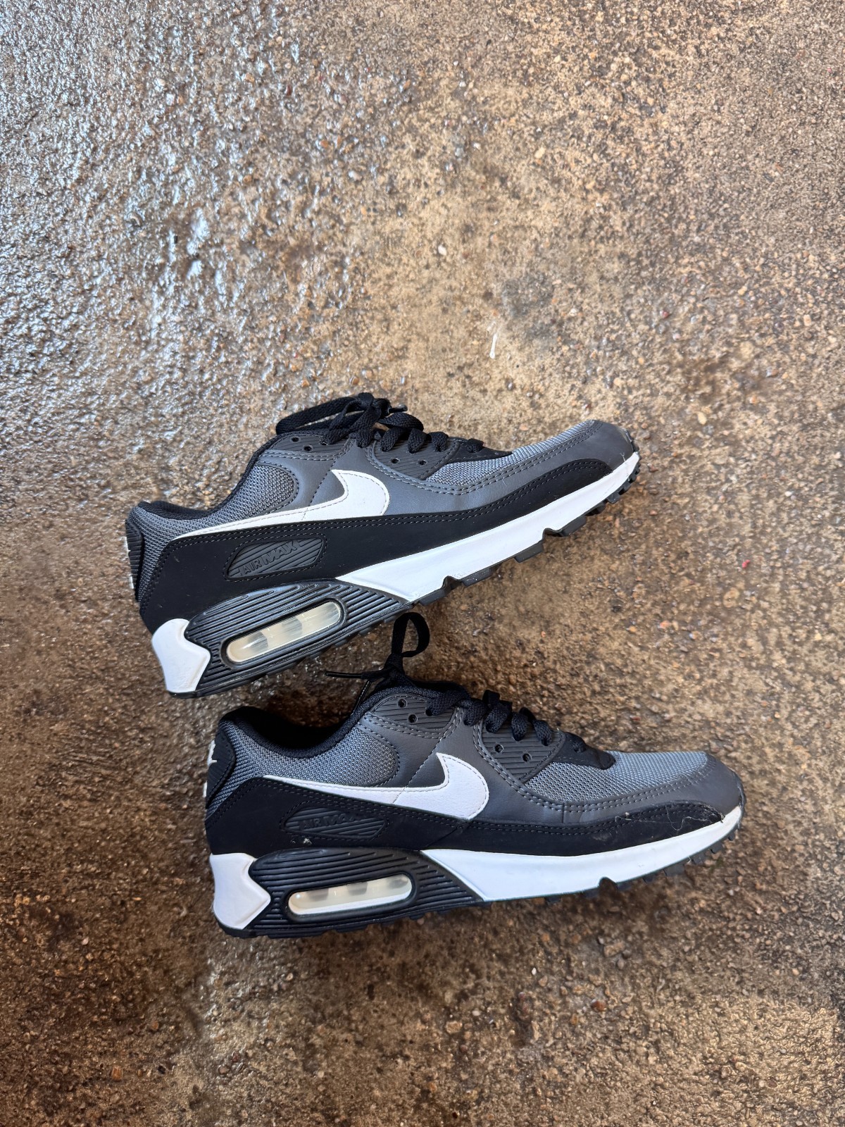 Size 8.5 – Nike Air Max 90 Low Black White pre-owned.