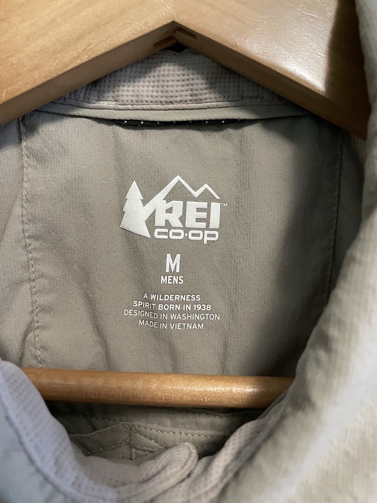 REI Co-op Mens Medium Short Sleeve Hiking Shirt Tan Nylon Mesh Vented Fishing