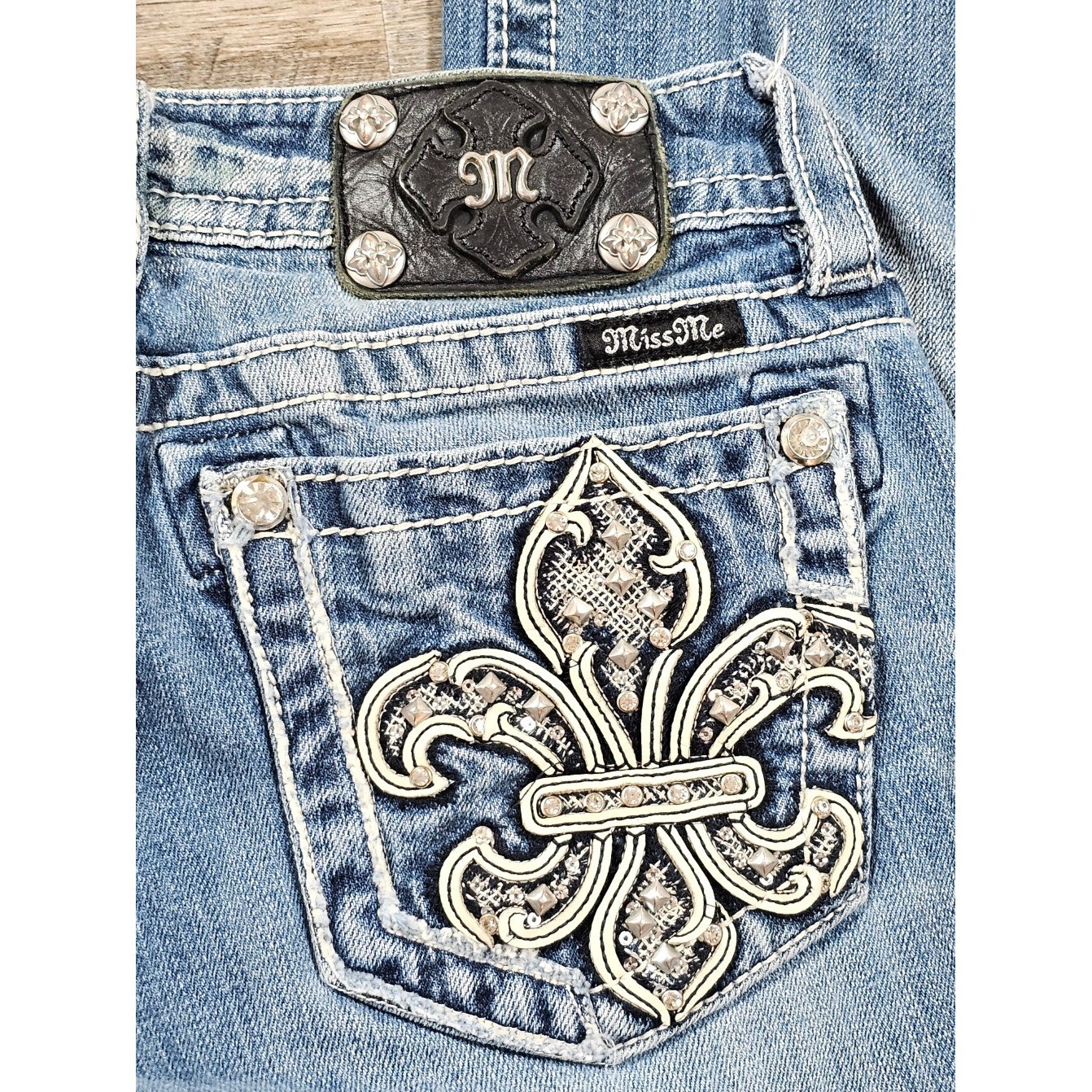 Miss Me Signature Cuffed Capri Jeans Fleur De Lis Embellished Medium Wash 26