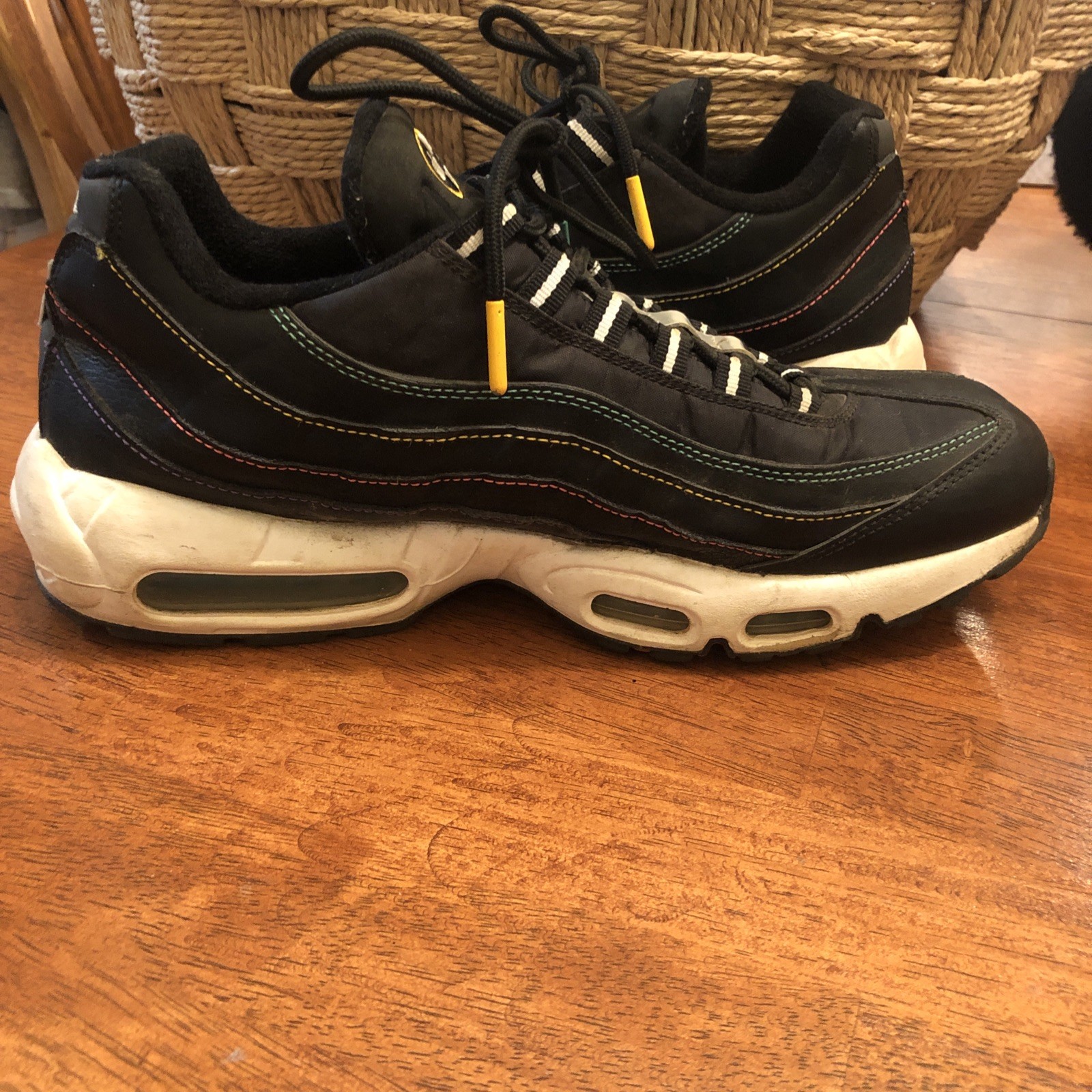 NIKE Air Max 95 SE Windbreaker Size 10.5 AJ2018-023 Black Flash Crimson