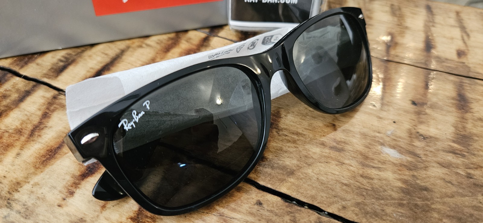 Ray-Ban ORB2132 New Wayfarer Black Frame Green Polarized Lens 55-18 UV400