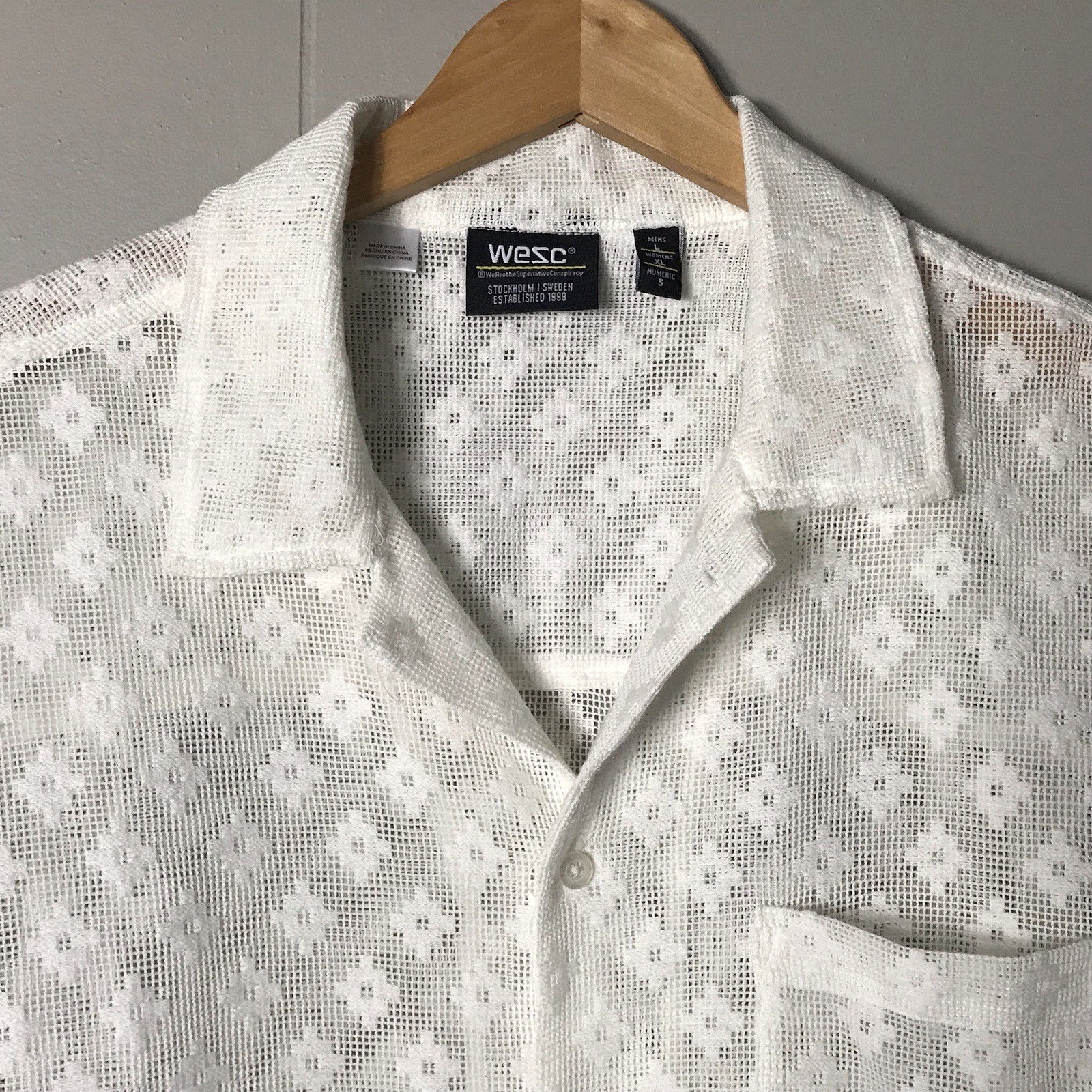 WESC WHITE SHEER GEOMETRIC PATTERN BUTTON FRONT SHIRT SHORT SLEEVE MENS LARGE