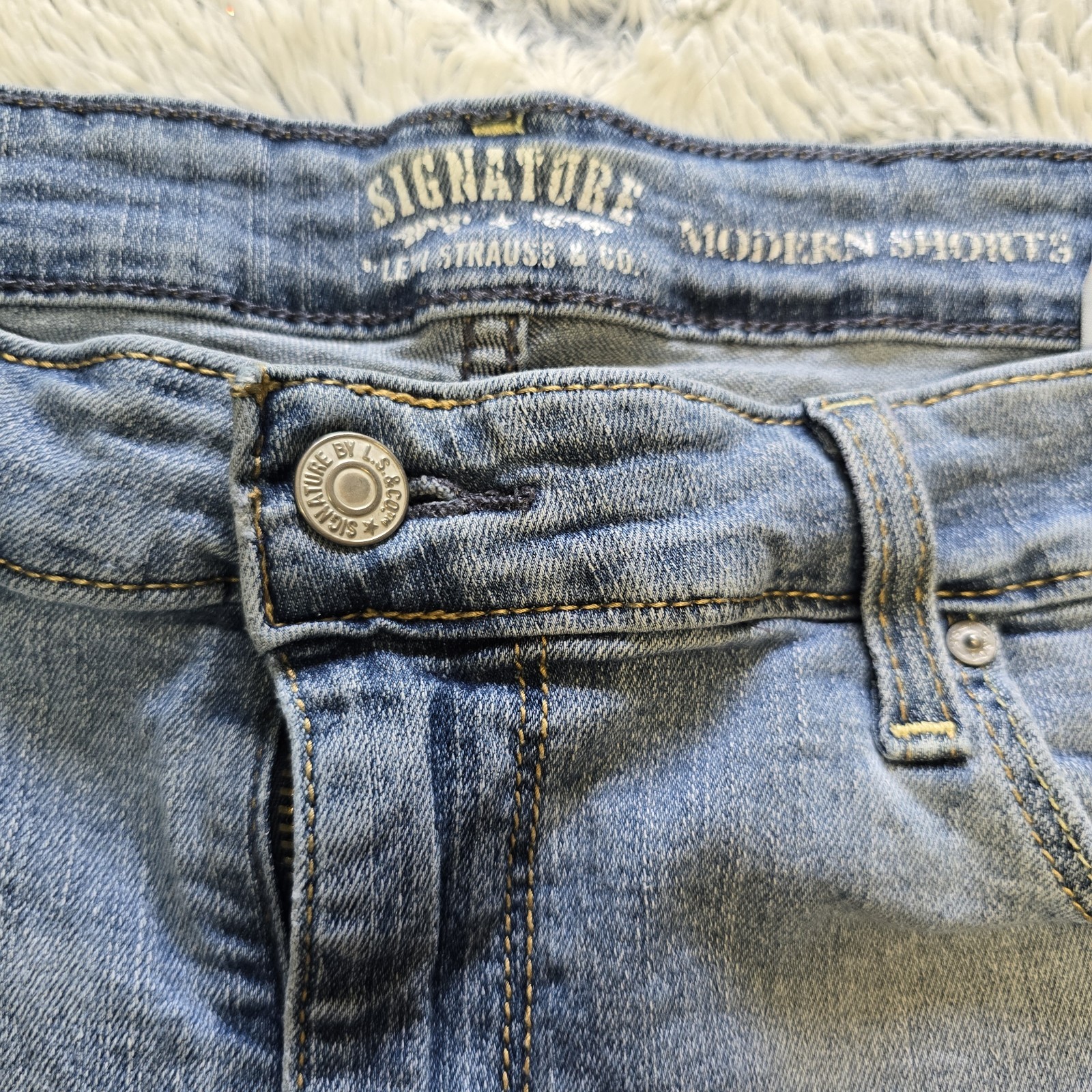 Signature by Levi Strauss Women’s Modern Cut Off Light Wash Shorts 14 32″ 4″