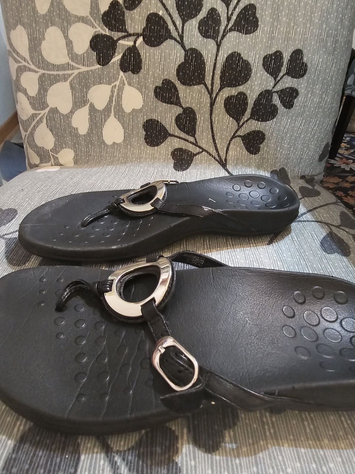 Vionic Women’s Black Thong Buckle Sandals US 6 Standard Leather Upper