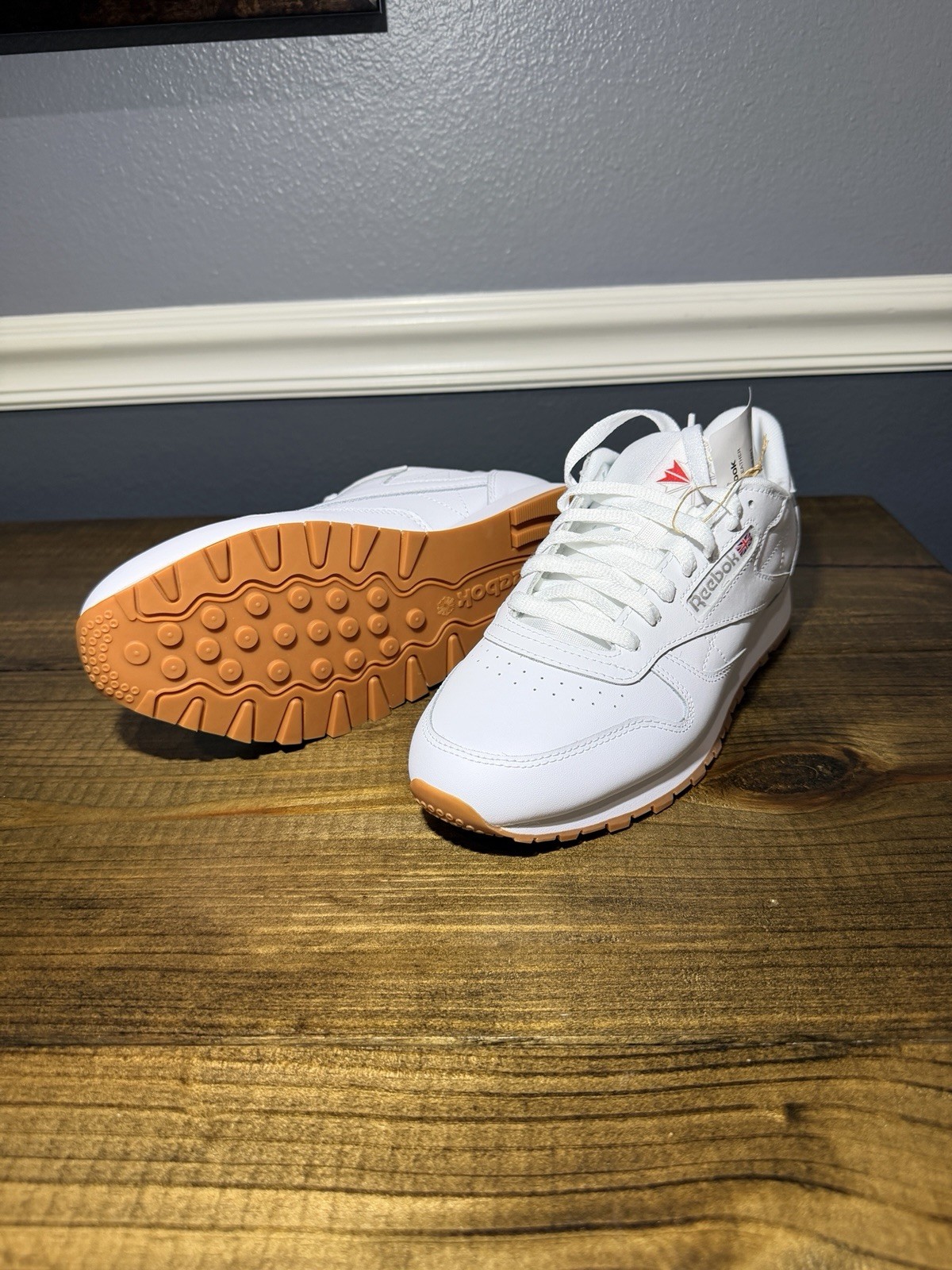 Reebok Classic Leather Women’s Low Top Leather Sneaker White/Gum Lace-Up
