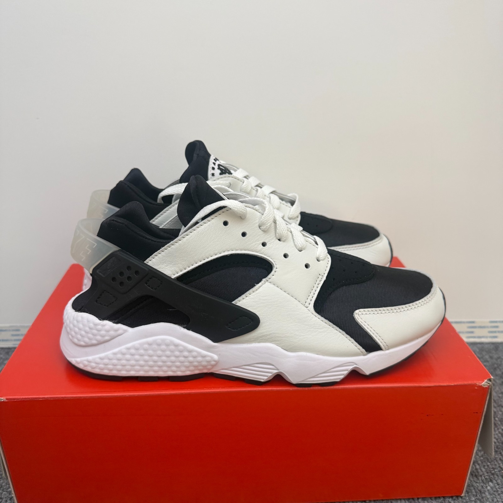 Nike Air Huarache Low-Top Athletic Shoes Black/White DD1068-001 Men’s Size 9