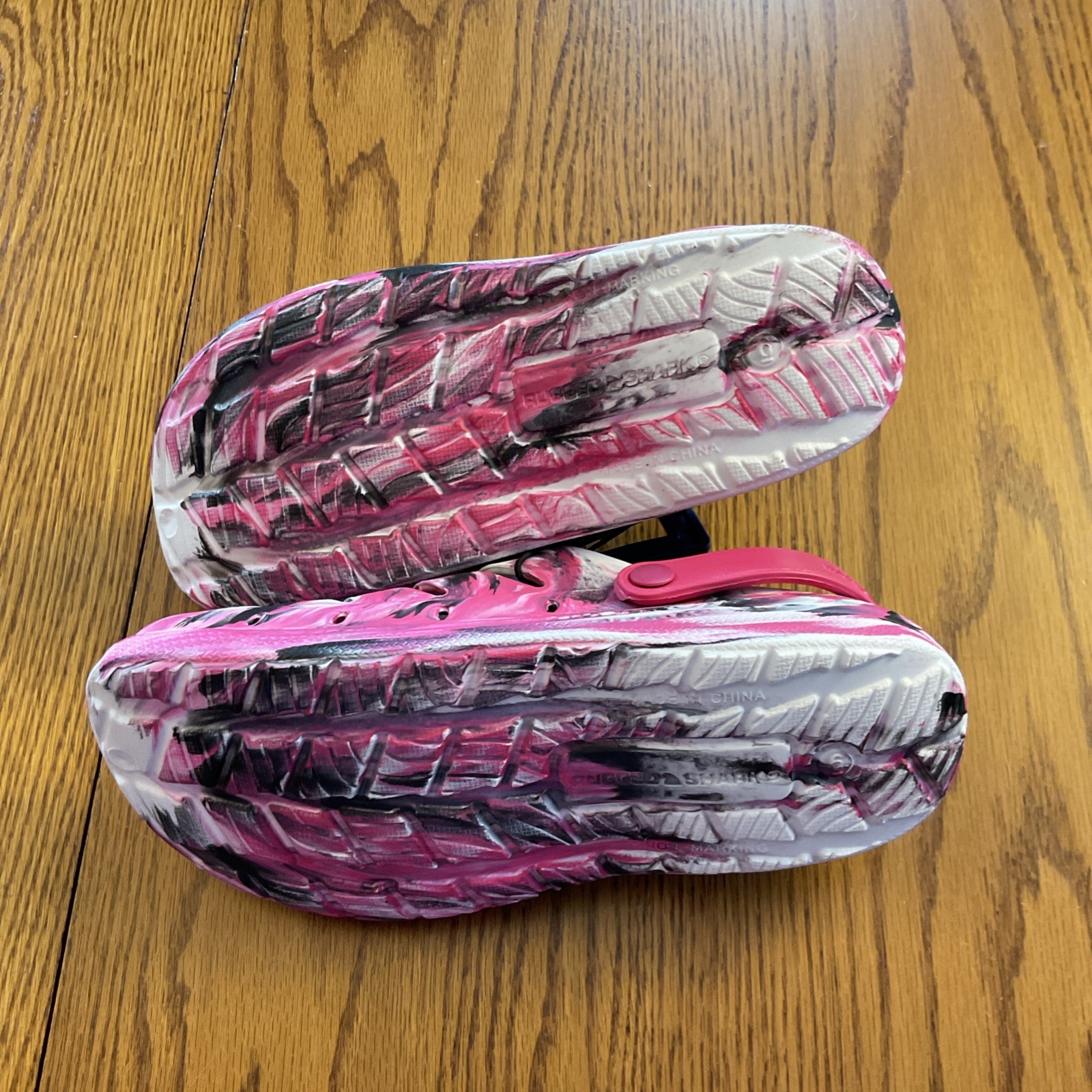 RUGGED SHARK Women’s Size 6 Clog Pink, White And Black NWT