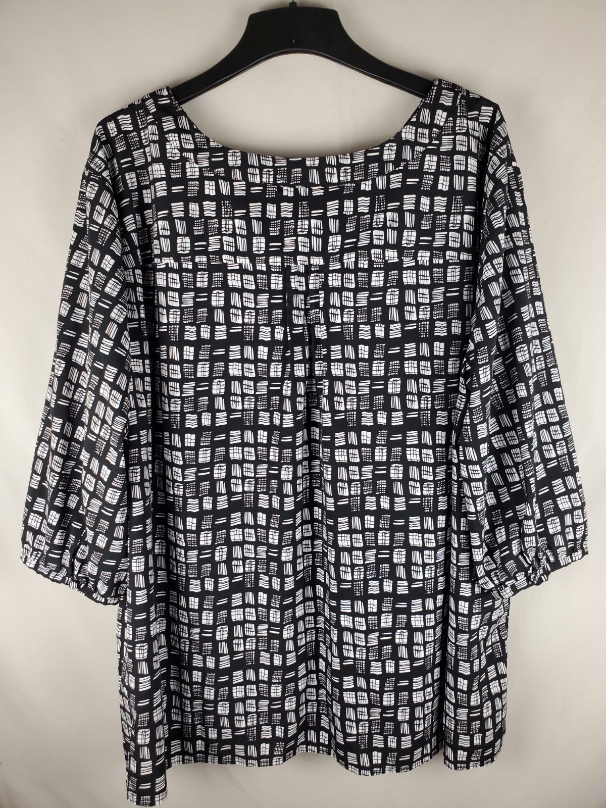 Maggie Barnes Size 4X Black White Grid Print Blouse Tunic V-Neck