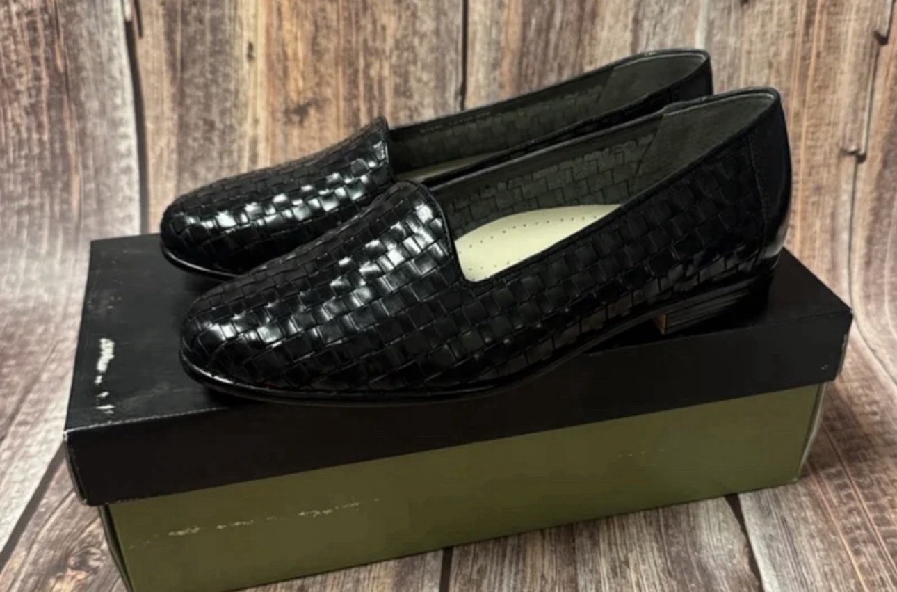 Worn Once Navy Blue Trotters Woven Loafers Size 6.5W Item #PHK6959