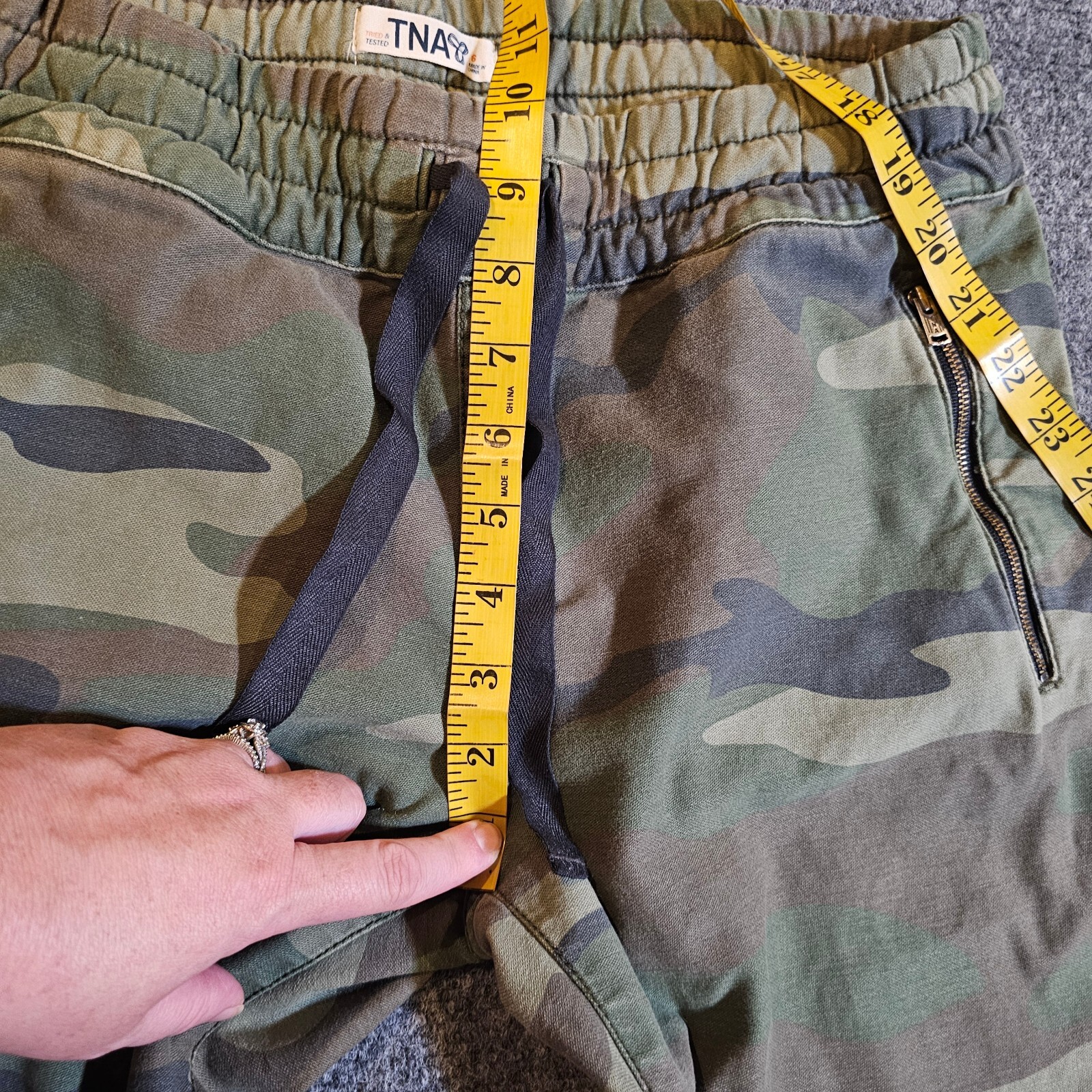 TNA Pants Womens 6 Green Camo Joggers Zipper Pockets Sweatpants Casual Atheltic