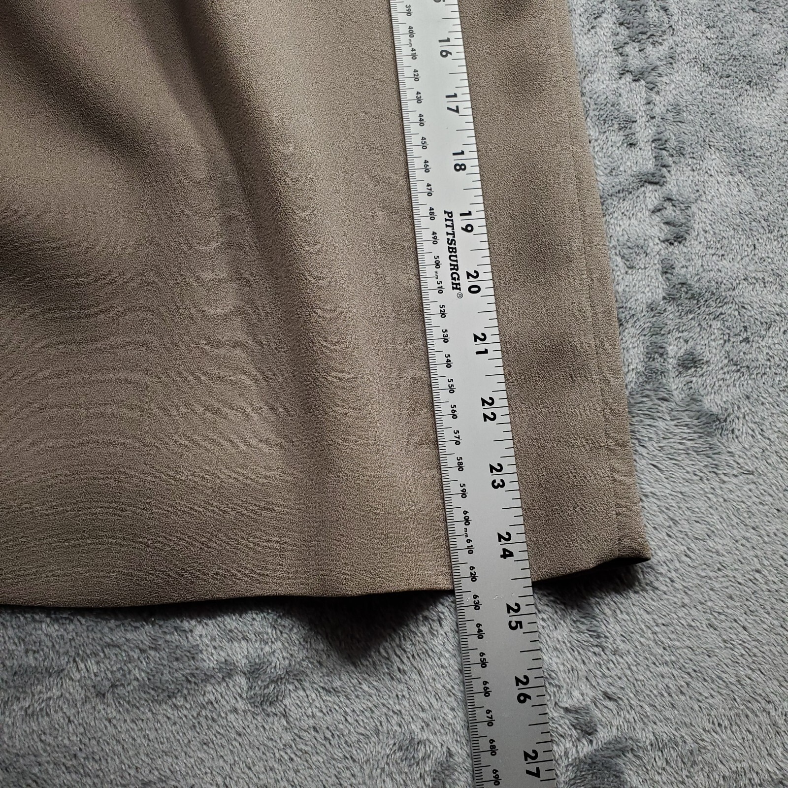 Chaus Lined Pencil Knee Length Skirt Light Brown 28″ Waist Back Zipper Wm Sz 6