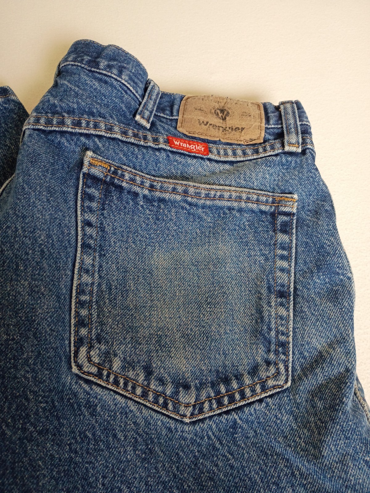 Wrangler Regular Fit jeans (model 96501MR) size 38 x 29 Farm Worn Stained