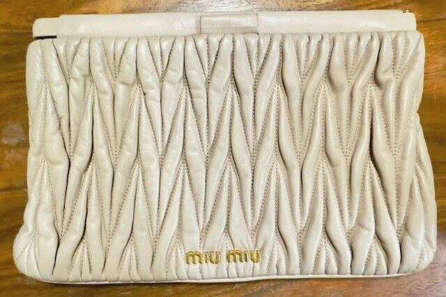 Miu Miu: Matelasse-Nude Quilted Leather Clutch