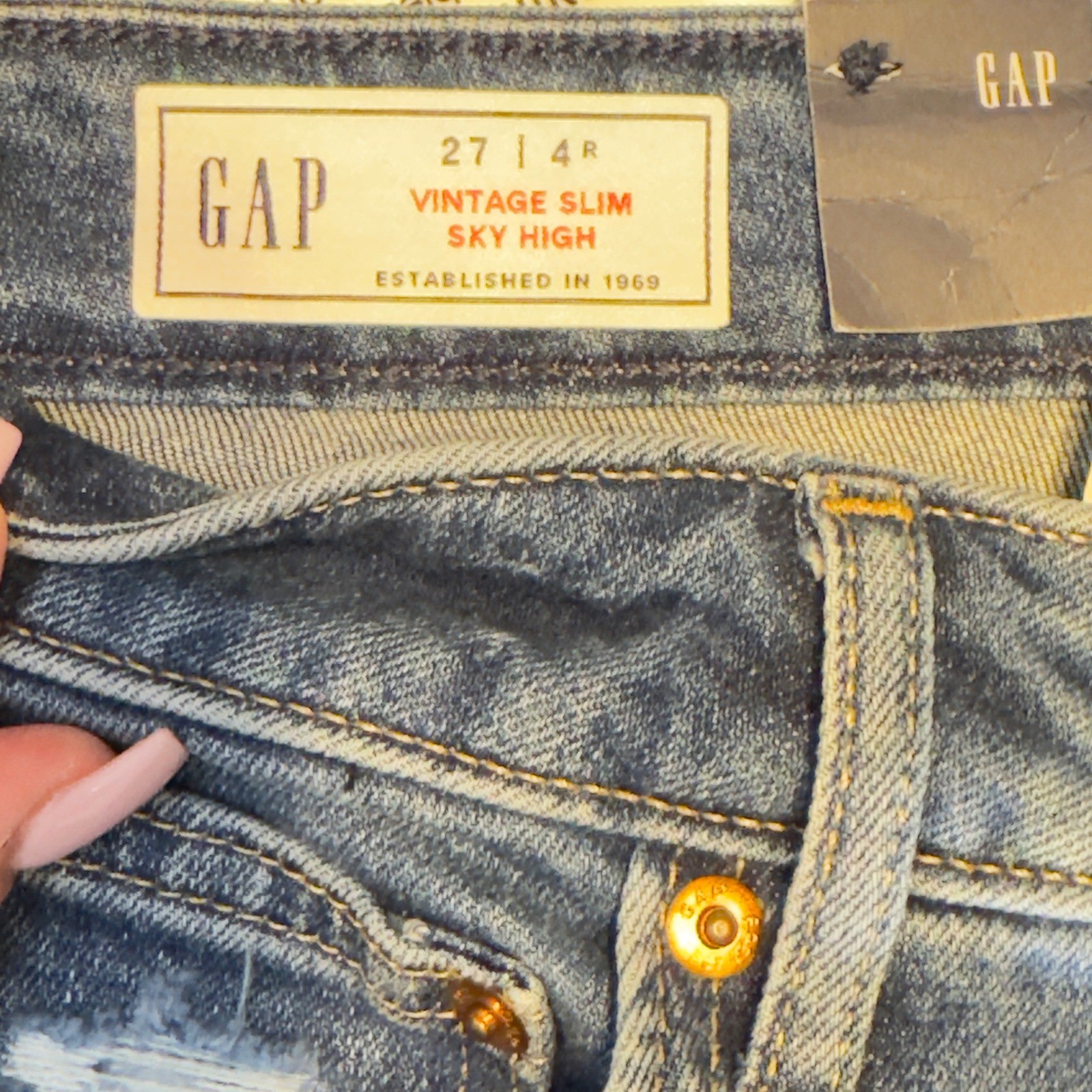 618 | NWT Gap Vintage Slim Sky High Jeans Distressed High Rise 27/4 Light Wash
