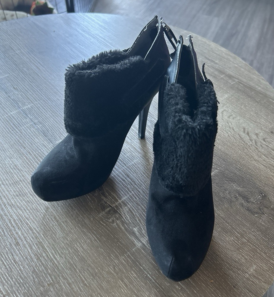 GUESS Women’s Black Suede Ankle Bootie Almond Toe Stiletto Fur Trim Buckle 9