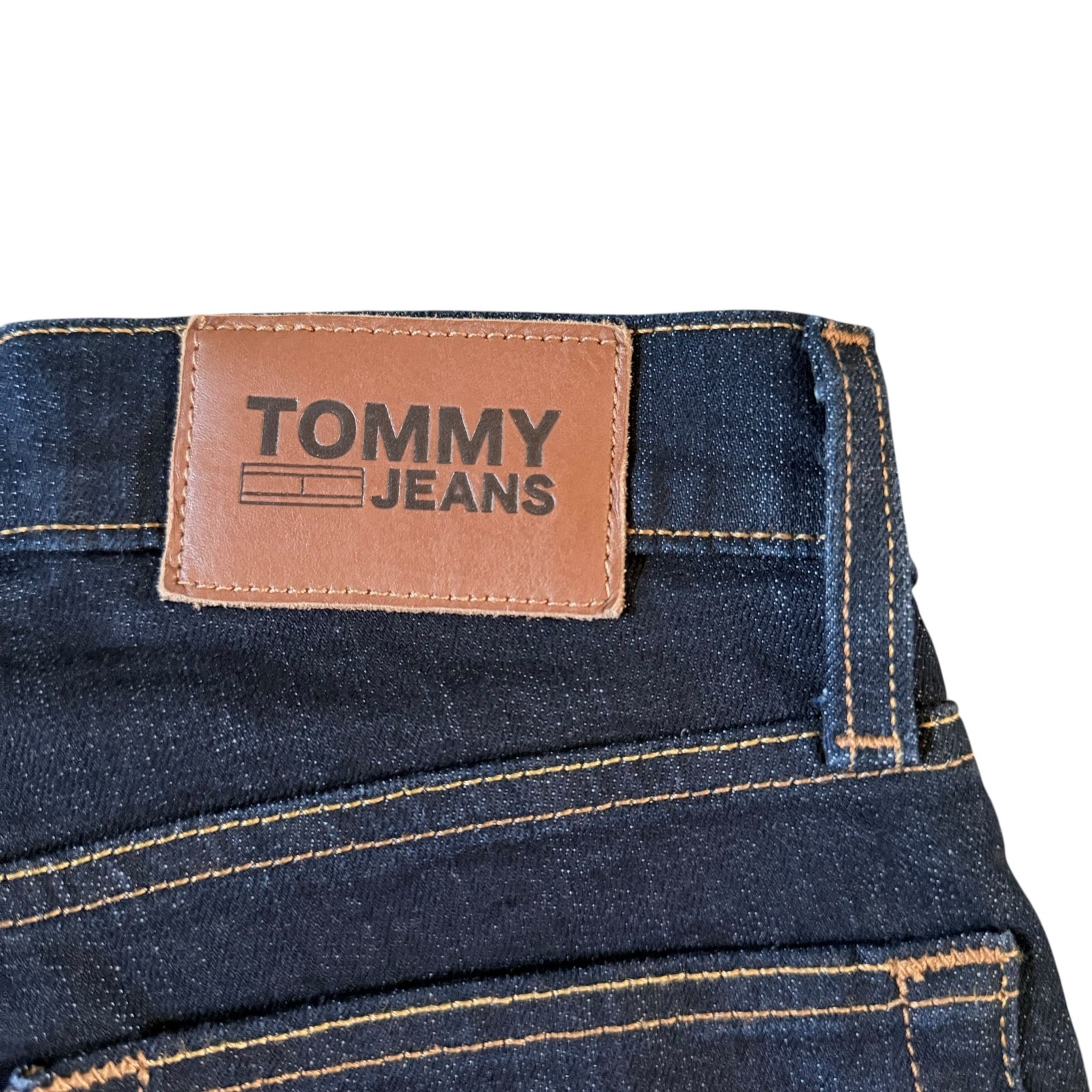 NWT Tommy Hilfiger Men’s Stretch Denim Slim Fit Slightly Tapered Leg Rinse Jeans