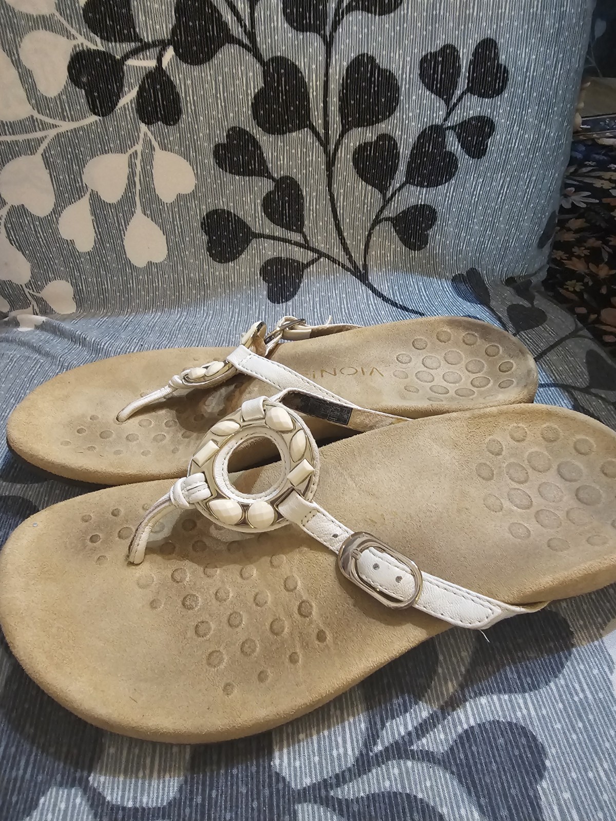 Vionic Women’s Beige/White Thong Buckle Sandals US 6 Standard Synthetic Upper