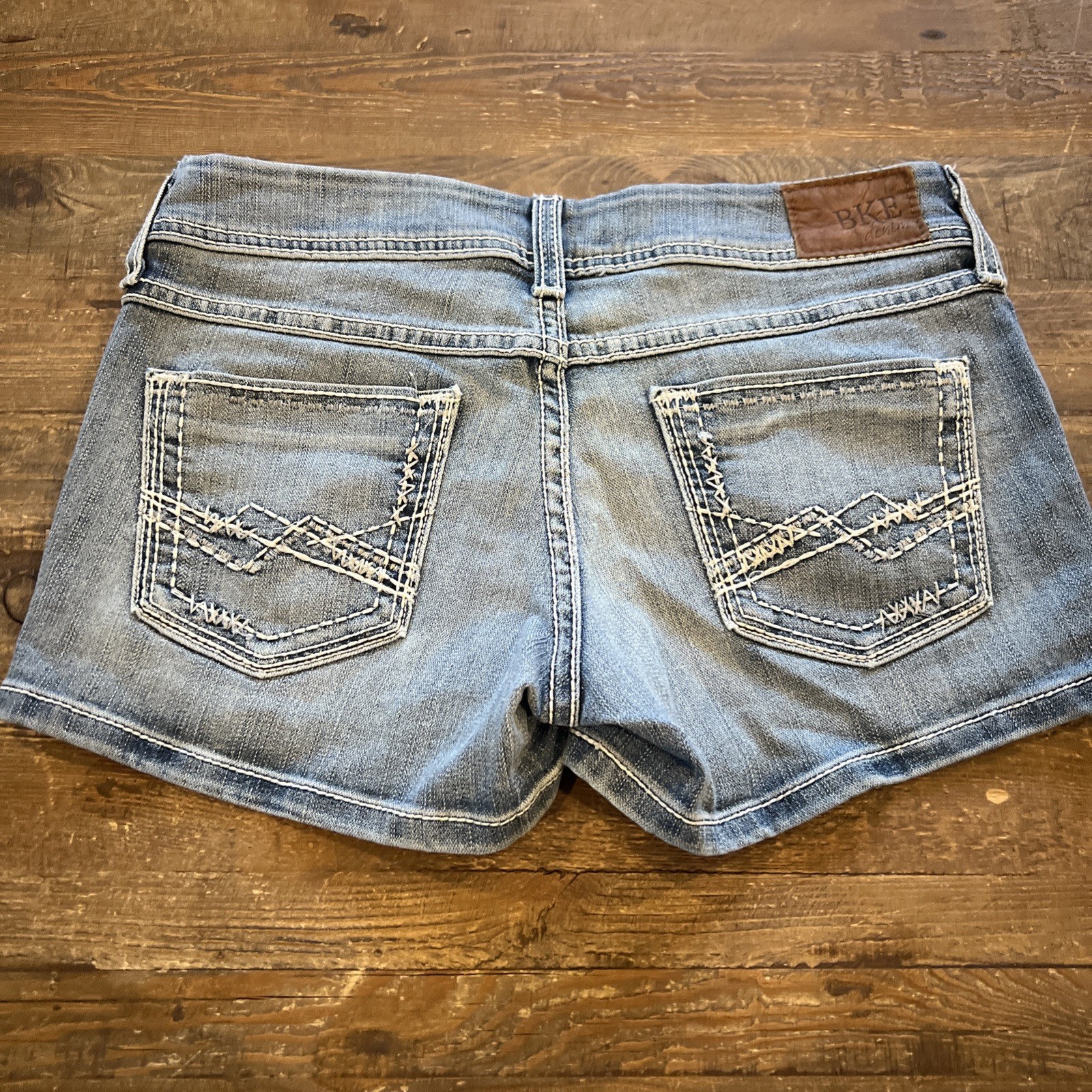 Buckle BKE Sabrina Light Wash Distressed Stretch Y2K Low Rise Shorts Sz 26
