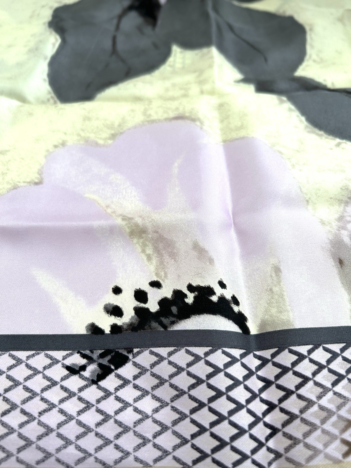 Vince Camuto Lavender Beige Black Silk Scarf NWOT 34 x 64 Inches
