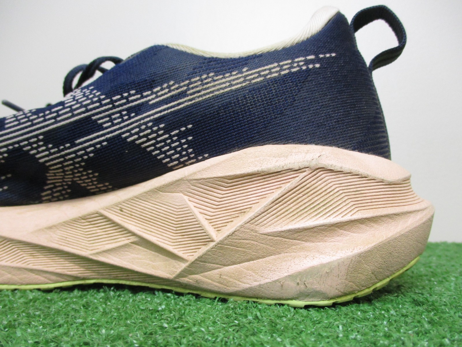 Asics Novablast 5 Womens Size 8.5 Medium B Midnight Breeze Peach Sneakers