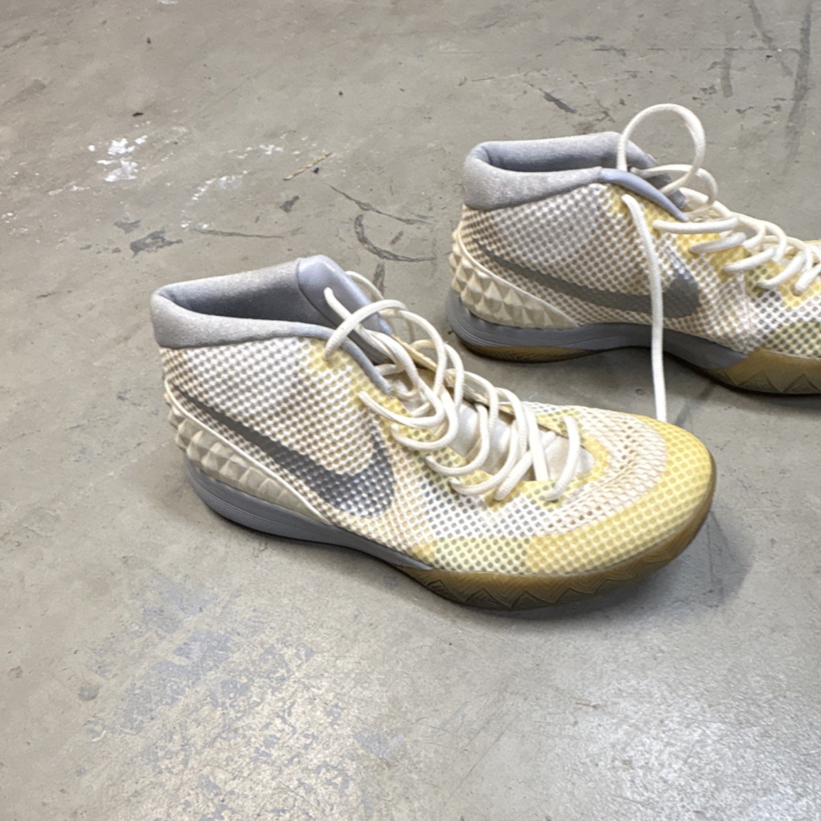 Nike Kyrie Men’s Mid Top Basketball Sneakers Lace Up White Yellow Gray