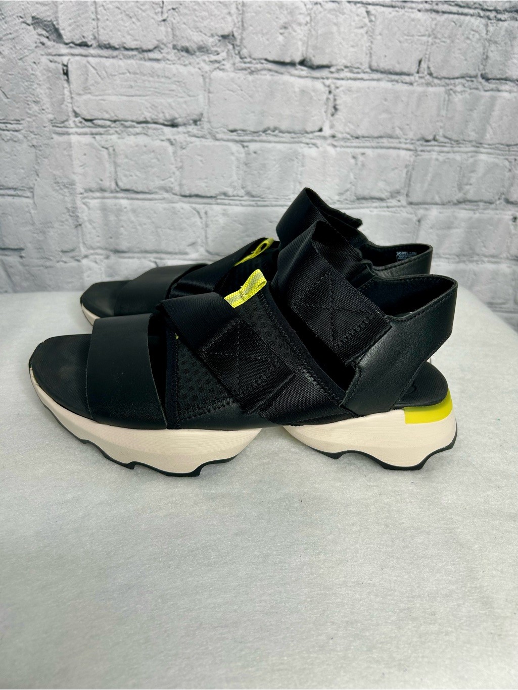 Sorel Kinetic Impact Black Platform Sport Sandals Yellow Accent Strap 8.5