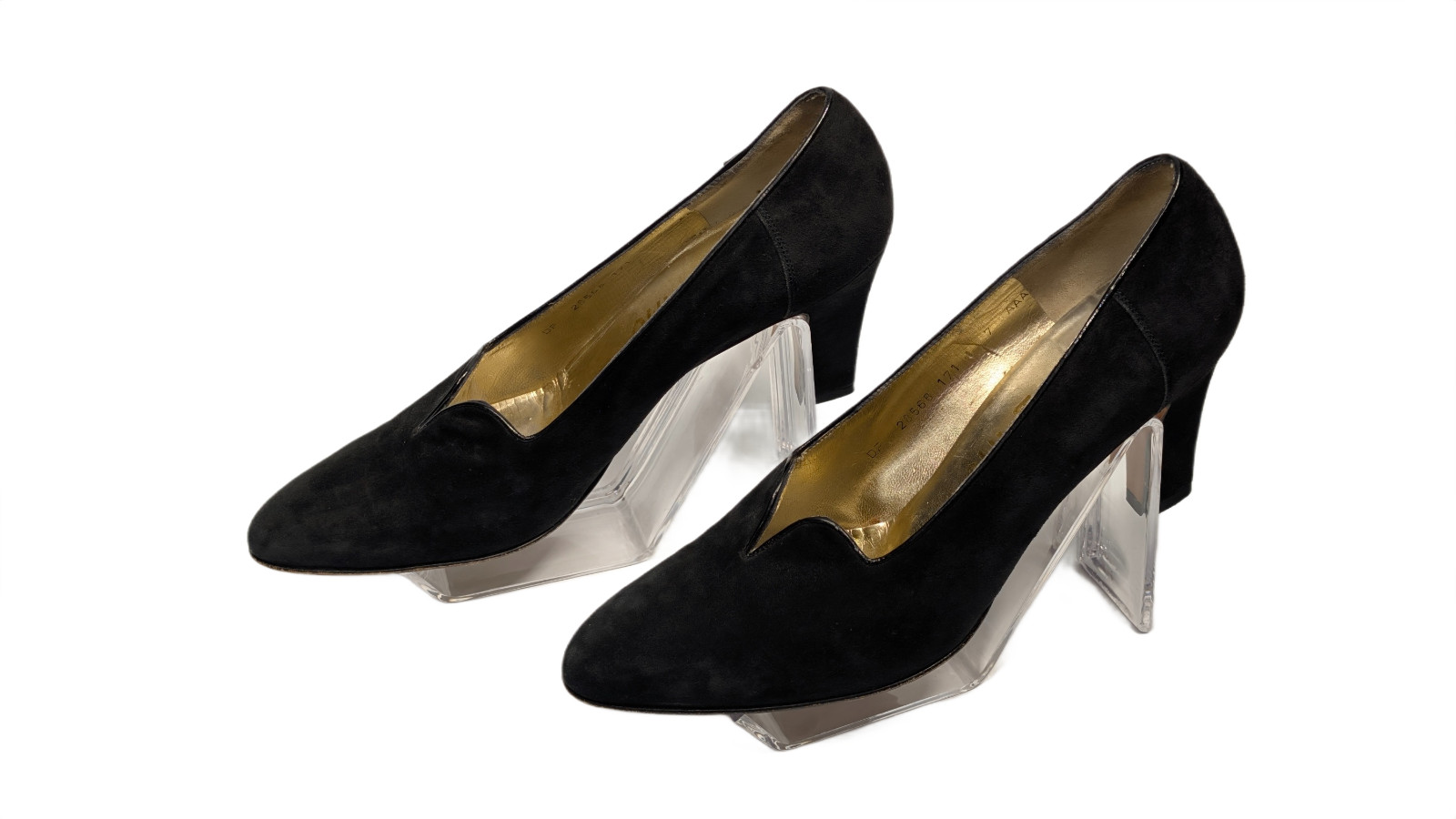 Salvatore Ferragamo 1990’s “Baronessa” Black Suede V-Neck Pumps Heels Size 7AAA