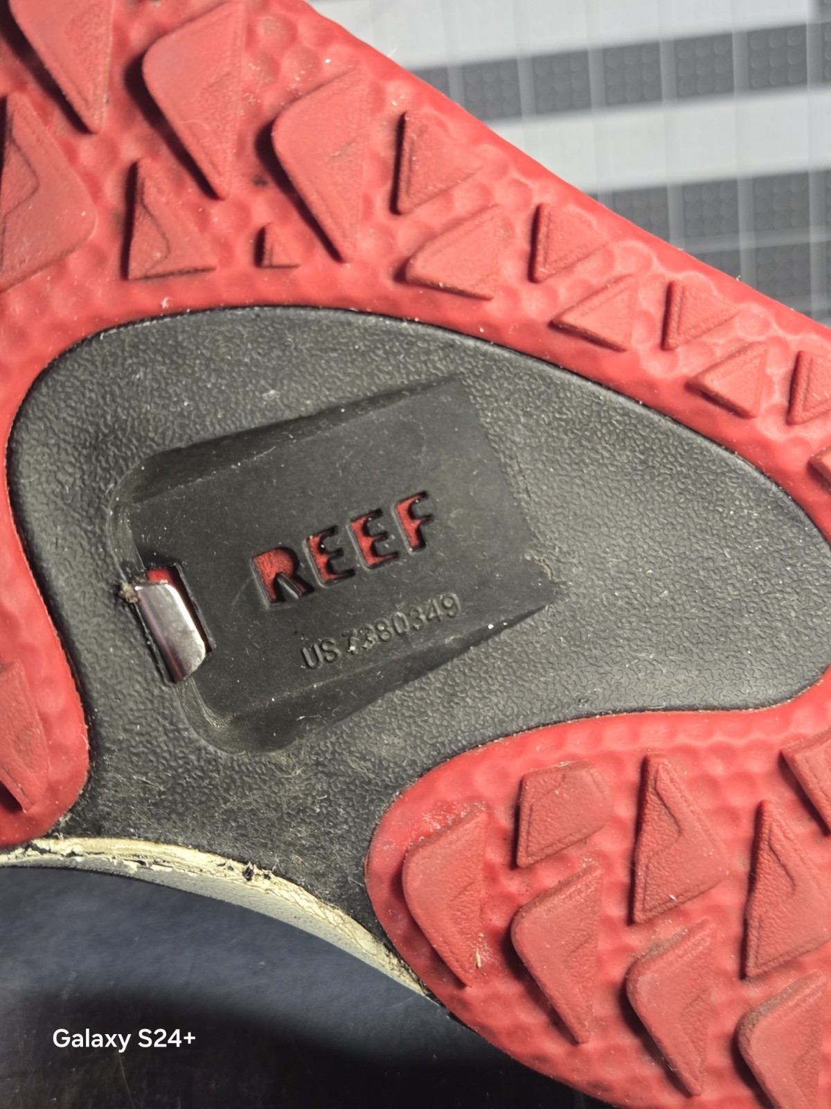 REEF Men’s Fanning Pregame Bottle Opener Flip Flops Black & Red Size 10