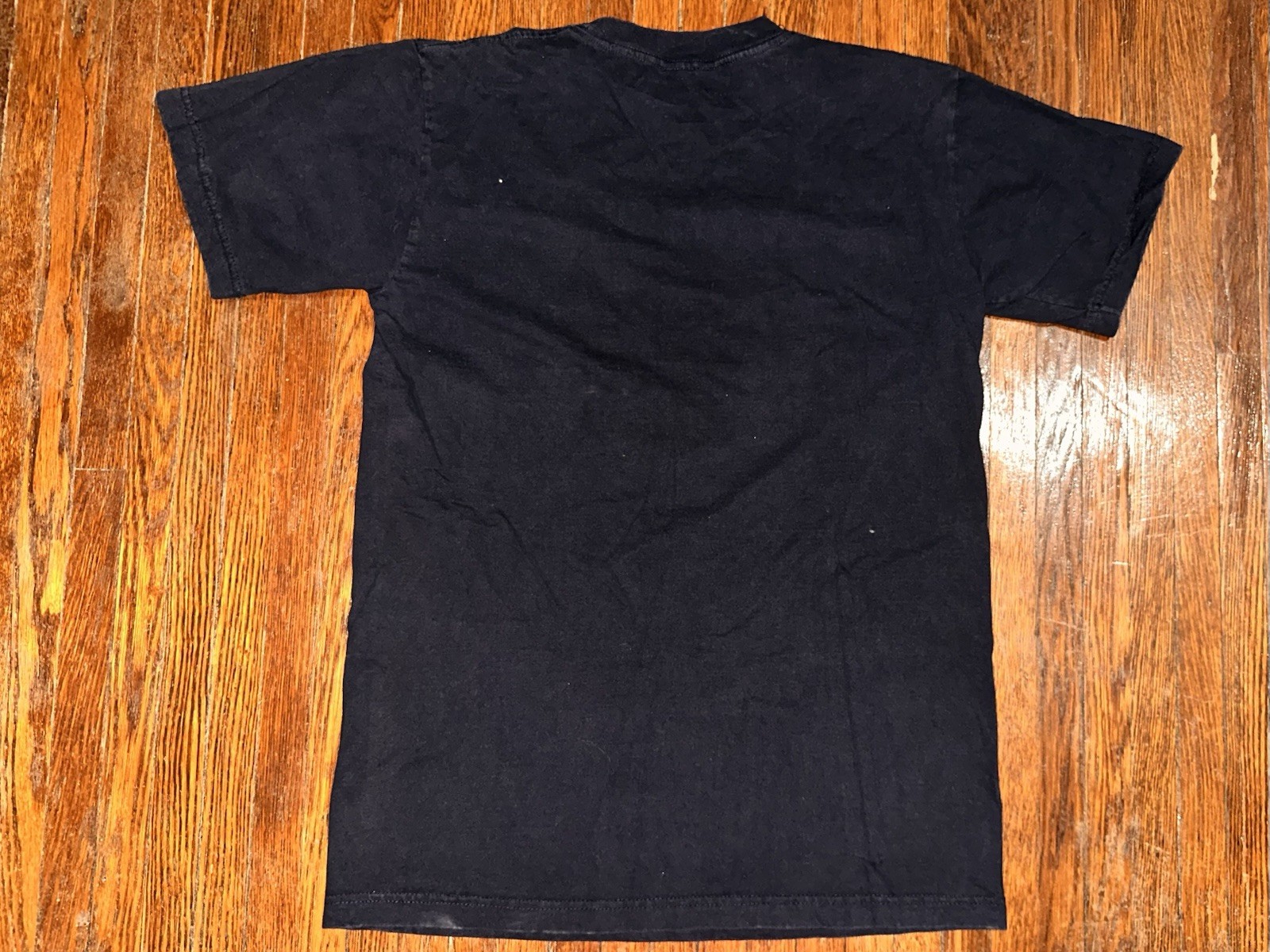 Medium PARADISE MOTEL On The Shore 3 blocks from the beach Aeropostale Shirt