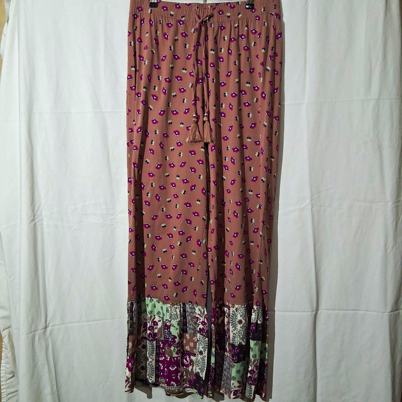 EST. 1946 Women’s Pedal Pusher Pants Brown/Purple/Green Floral Regular L