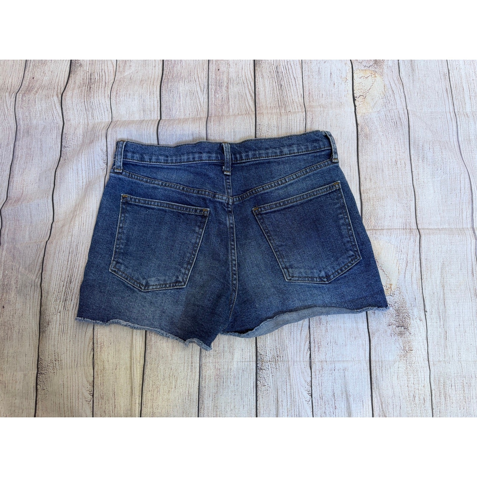 GAP Denim Shorts 3″ Inseam 98% cotton/2% elastane Women’s Size 28